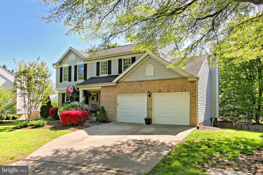 WONDERFUL single family home on CUL-DE-SAC, in sought after close-in Hastings Hunt!! 3 levels, 4 BR / 2.5 Baths w/over 2,000 finished SF of living space!! Deck overlooking terrific fenced-in backyard, roof & siding replaced in 2000 / heat pump replaced in '05!! Ceiling fans in BR's, upgraded 1/2 BA, bay windows in DR & kitchen-spacious kitchen w/1 yr old stainless microwave!!