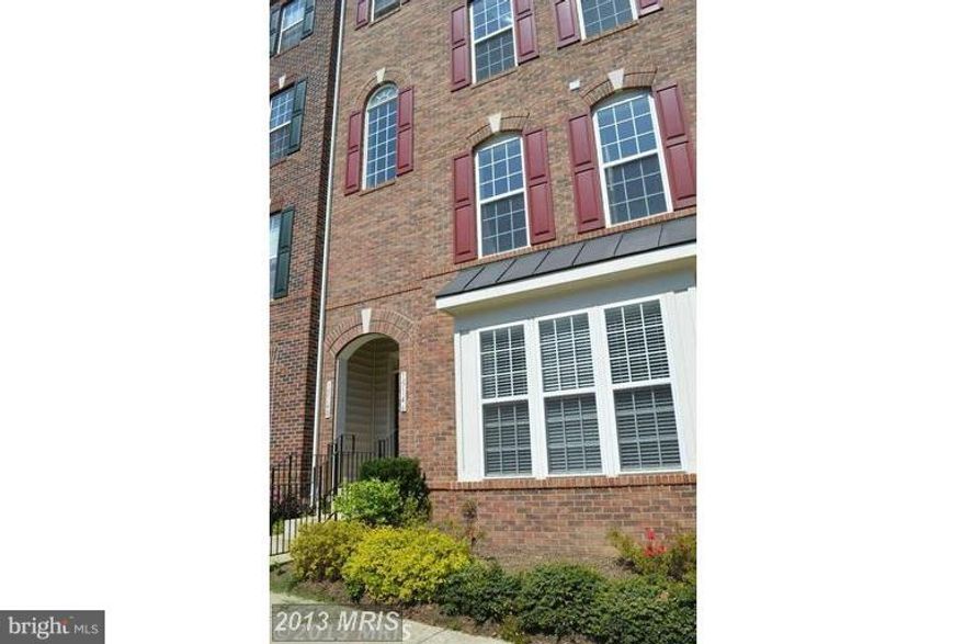 Pets Allowed, Immediate availability Great location! Near major commuter routes. Walk to Wegman's, shopping & fine dining. 2BR, 2 1/2 BA with outdoor balcony, Washer &Dryer. Close to I-95 and VRE Superb gym, rock climbing wall and indoor & outdoor pools, business center clubhouse center . Gated community. Short distance from Quantico and Ft. Belvoir. Garage/driveway/and front street parking