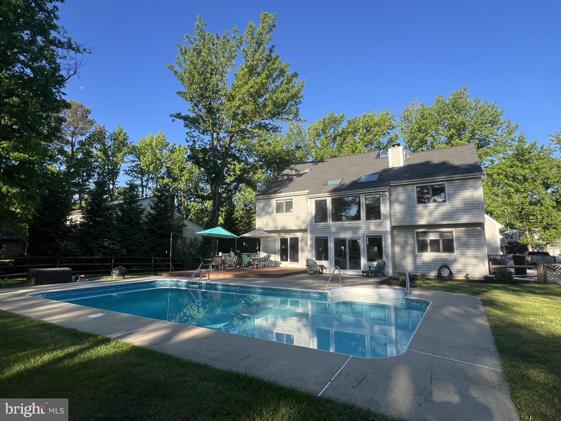 QUEEN ANNE COLONY - Residential