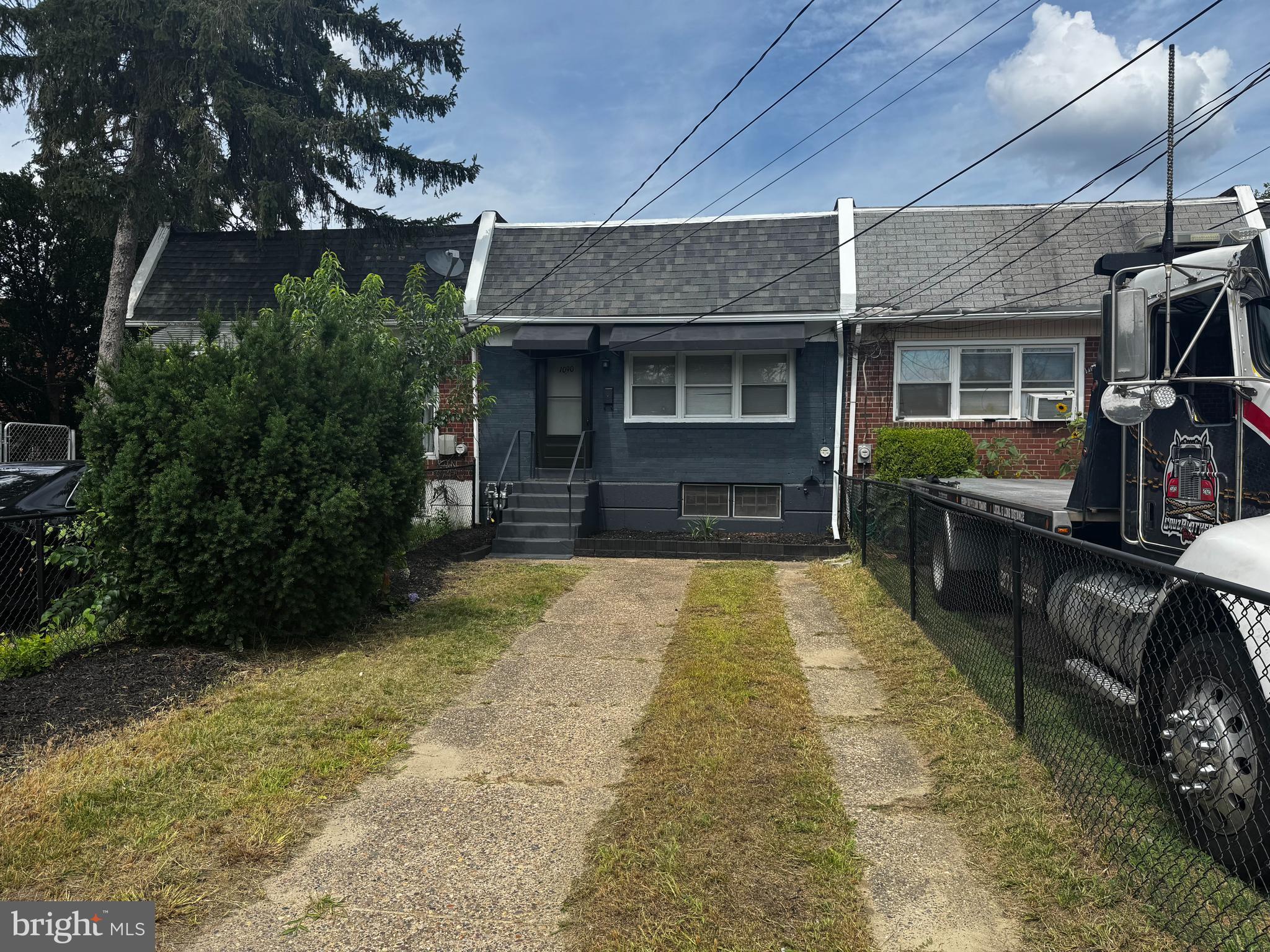 1090 LAKESHORE DRIVE