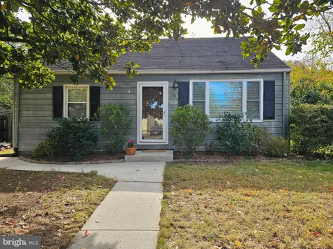 3203 Elmwood Drive, Alexandria, VA MLS: VAFX2277526