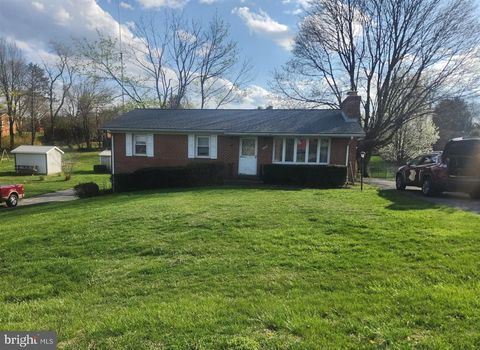 Photo of 307 Barnes Avenue, WESTMINSTER, MD 21157 (MLS # MDCR2033932)