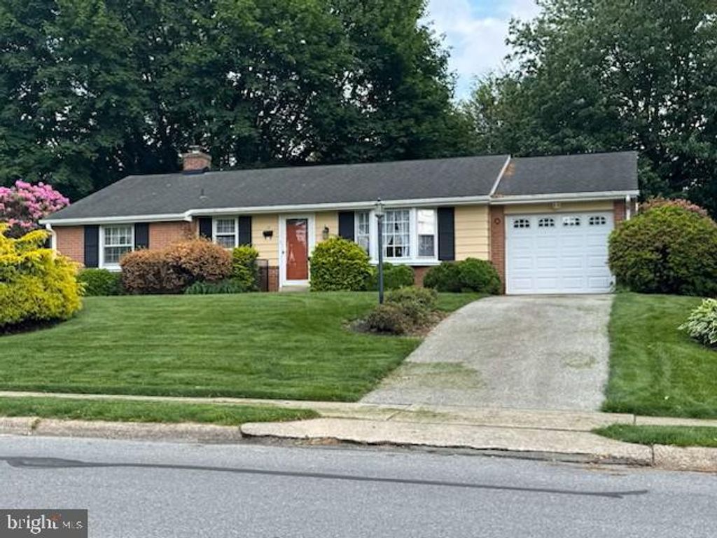 Photo of 19 Pleasant View Drive, STRASBURG, PA 17579 (MLS # PALA2071174)