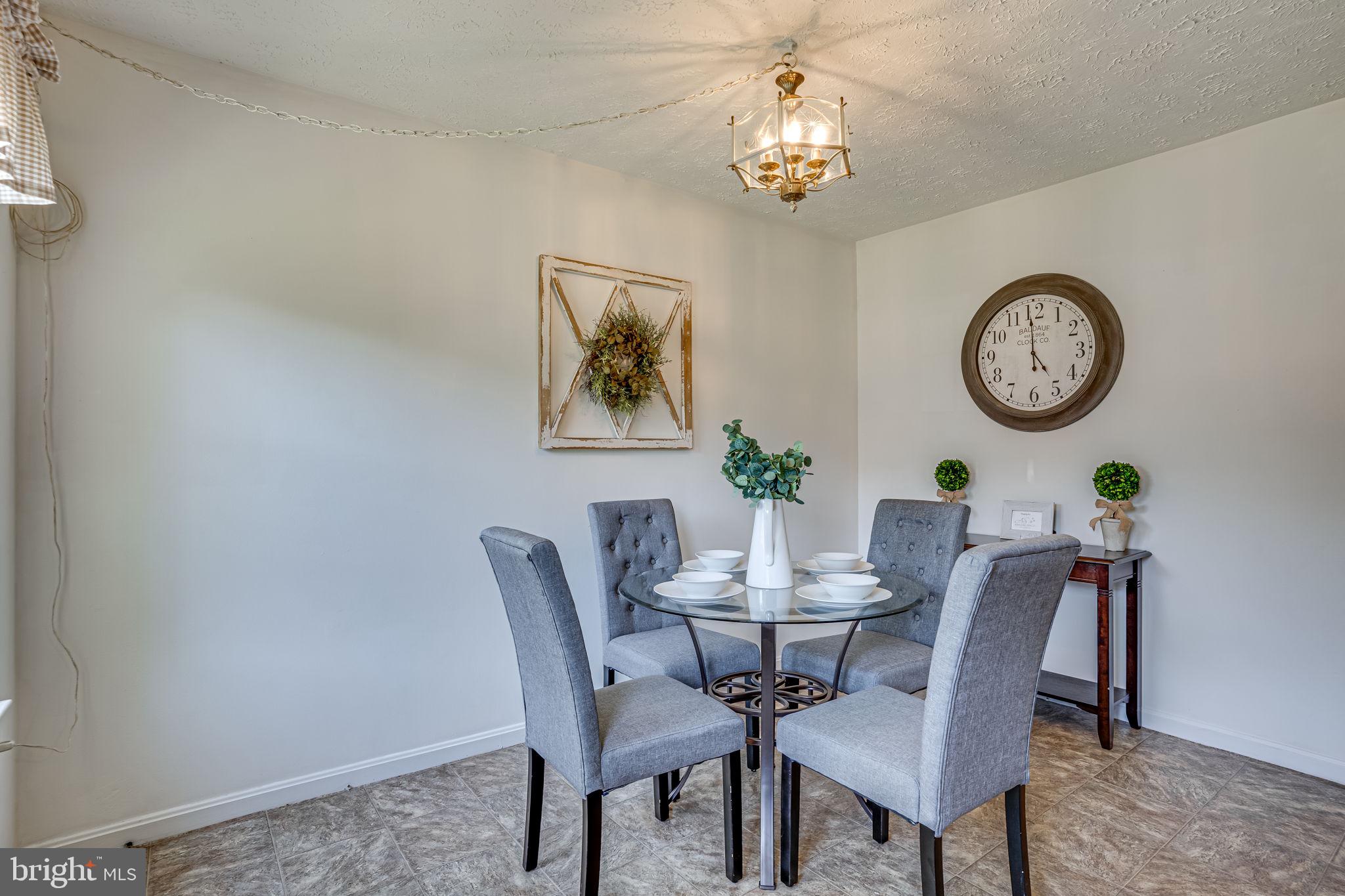 ST CHARLES HAMPSHIRE - Residential