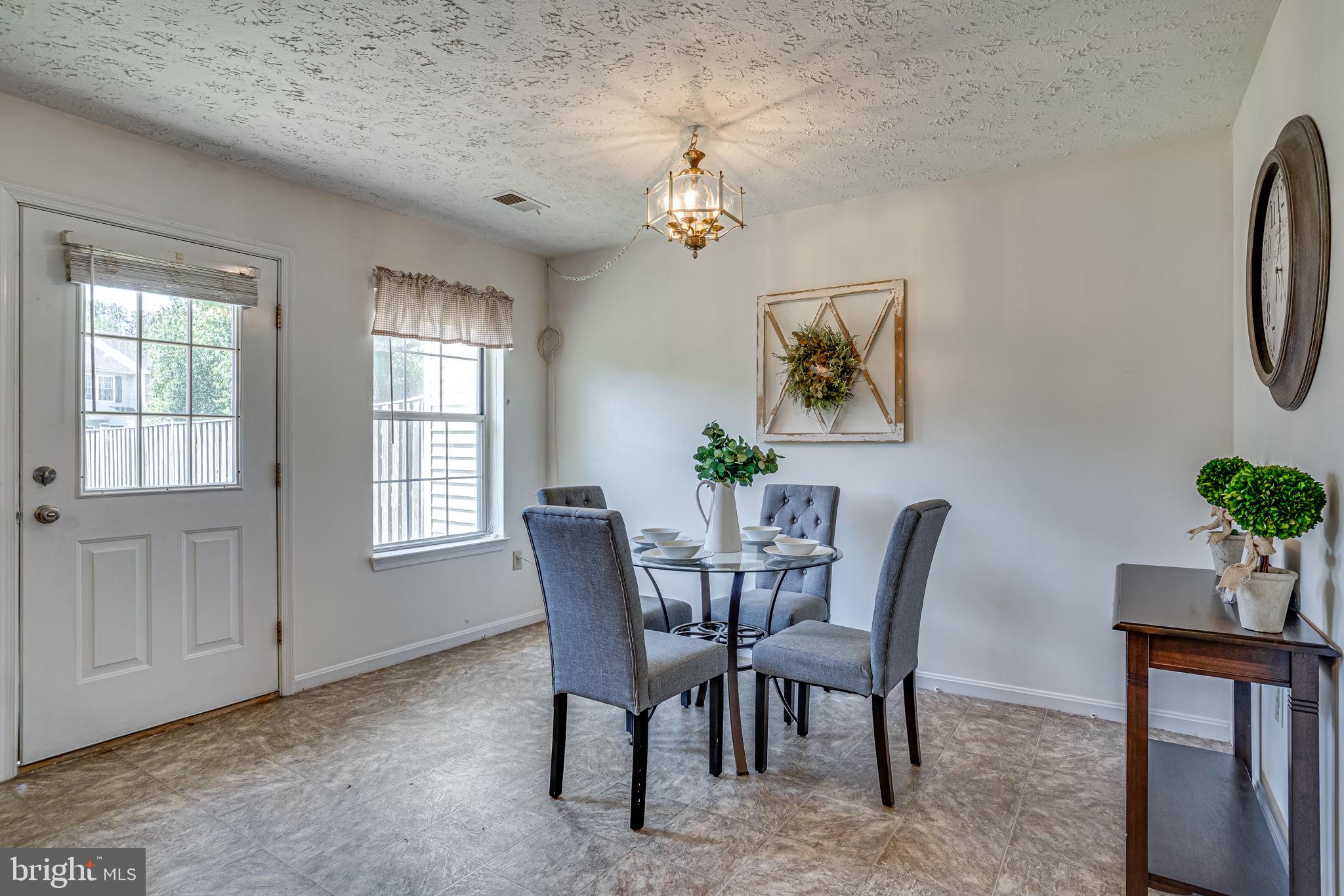 ST CHARLES HAMPSHIRE - Residential