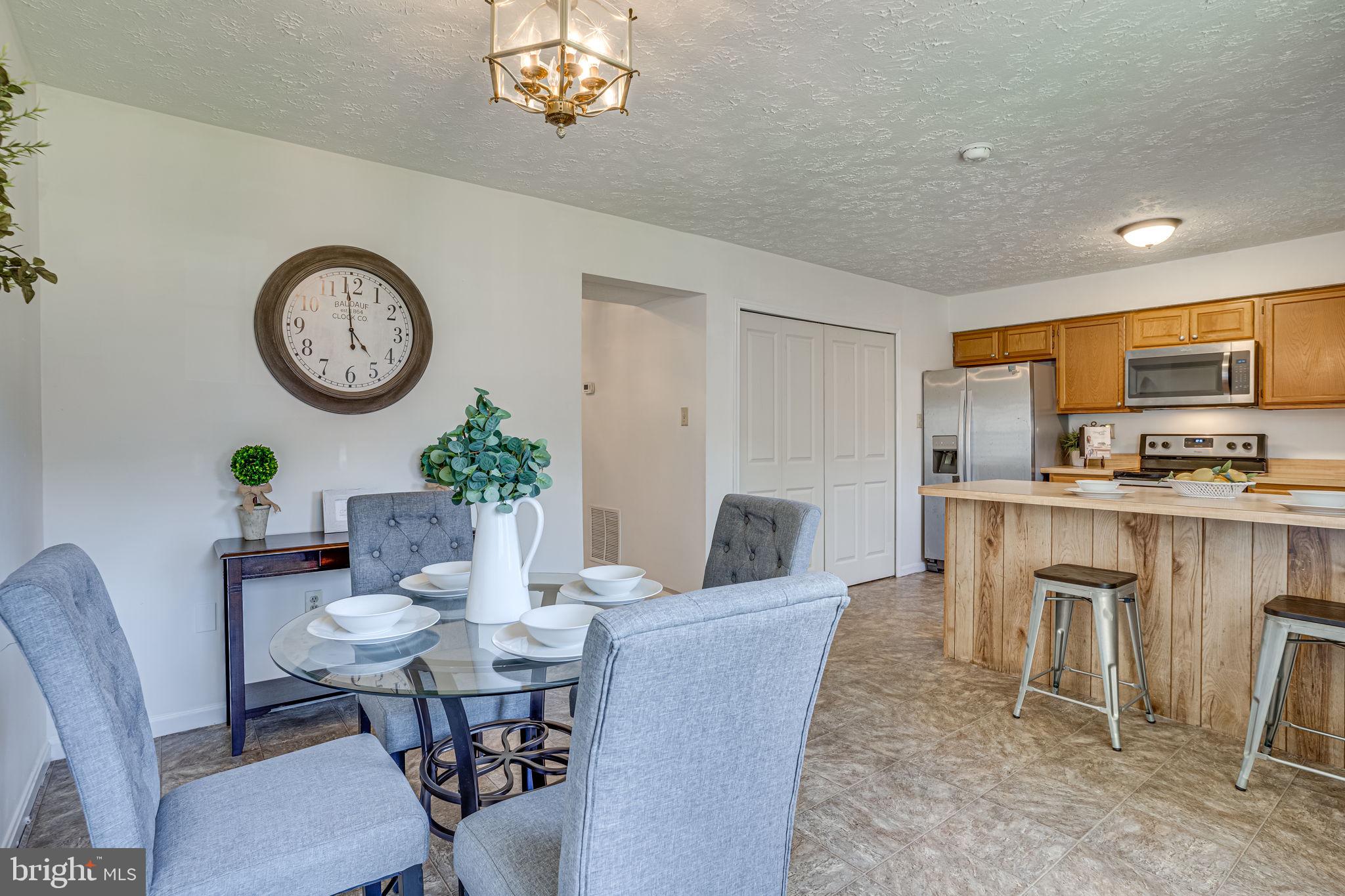 ST CHARLES HAMPSHIRE - Residential