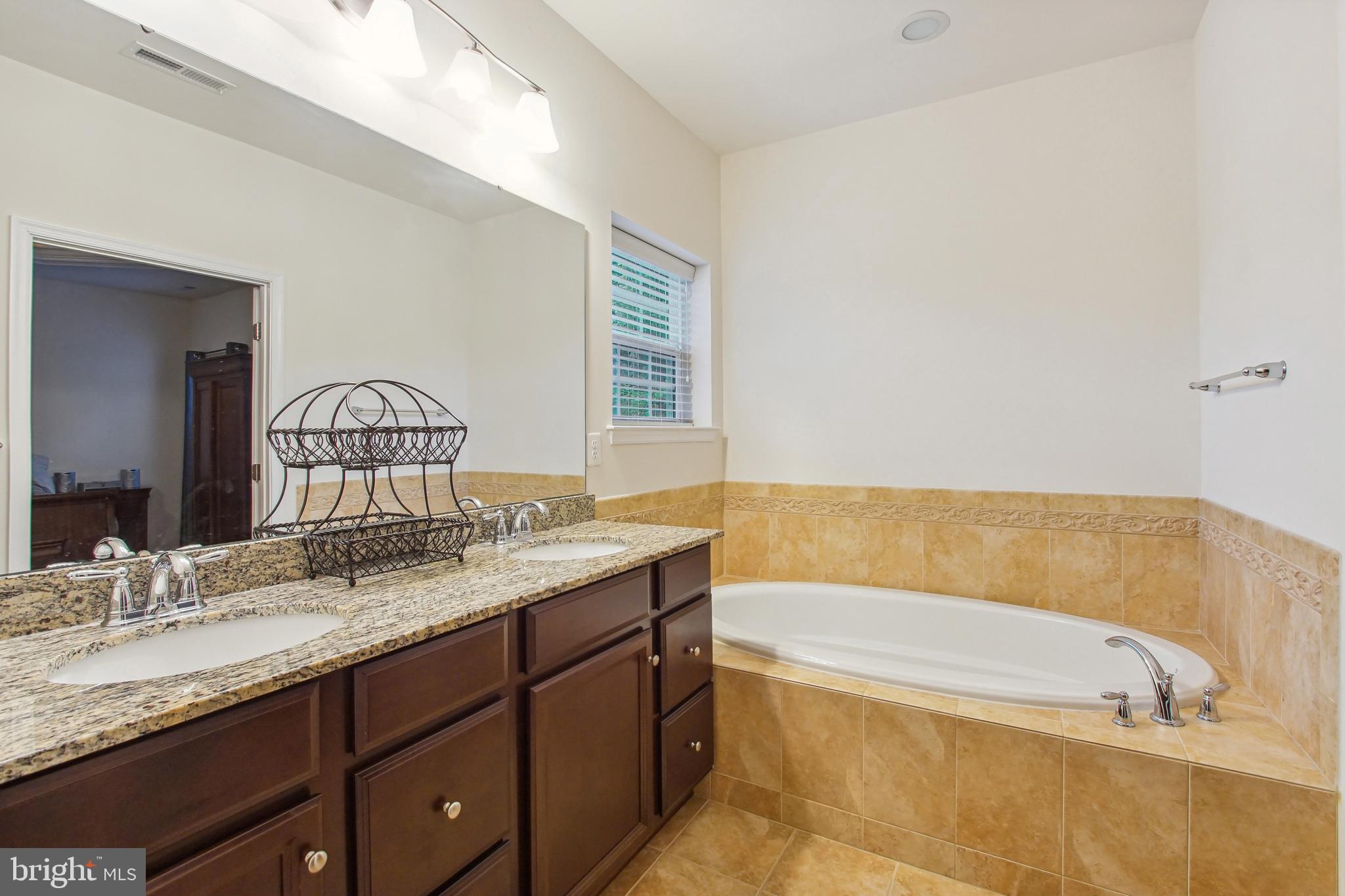 CENTRAL PARKE COLONIAL CHARLES - Residential