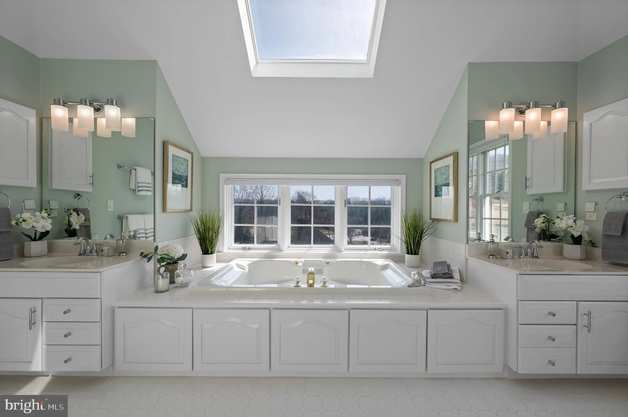 Malvern, Pennsylvania 19355, United States, 4 Bedrooms Bedrooms, ,5 BathroomsBathrooms,Residential,Contingent,86274