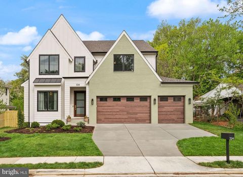 Photo of 324 Tapawingo Road SE, VIENNA, VA 22180 (MLS # VAFX2255150)