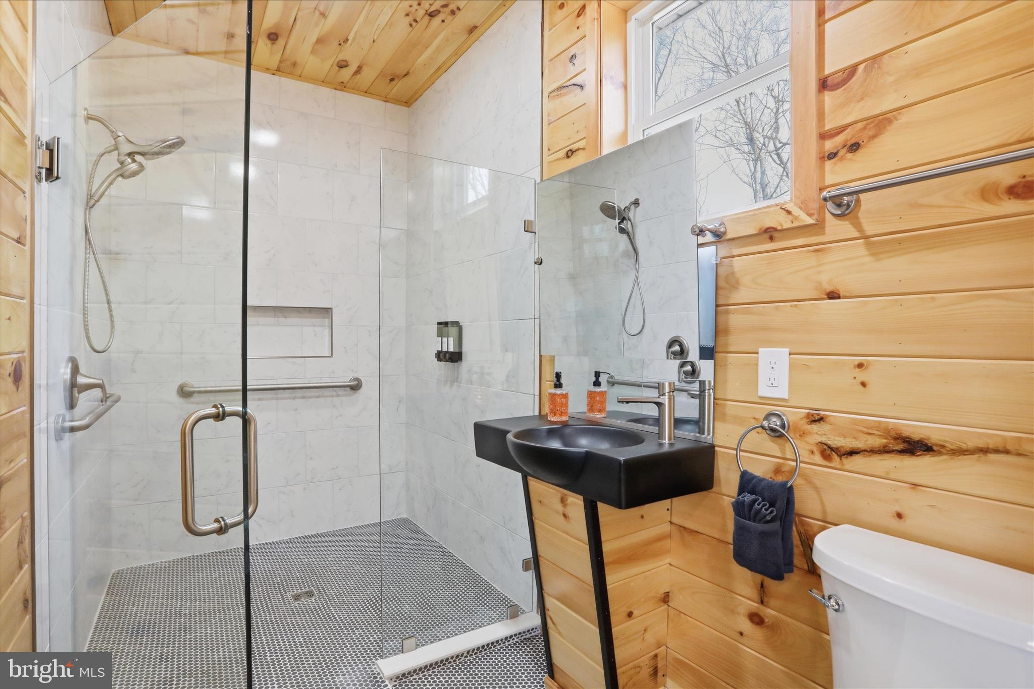 COLONIAL VILLAGE - Residential