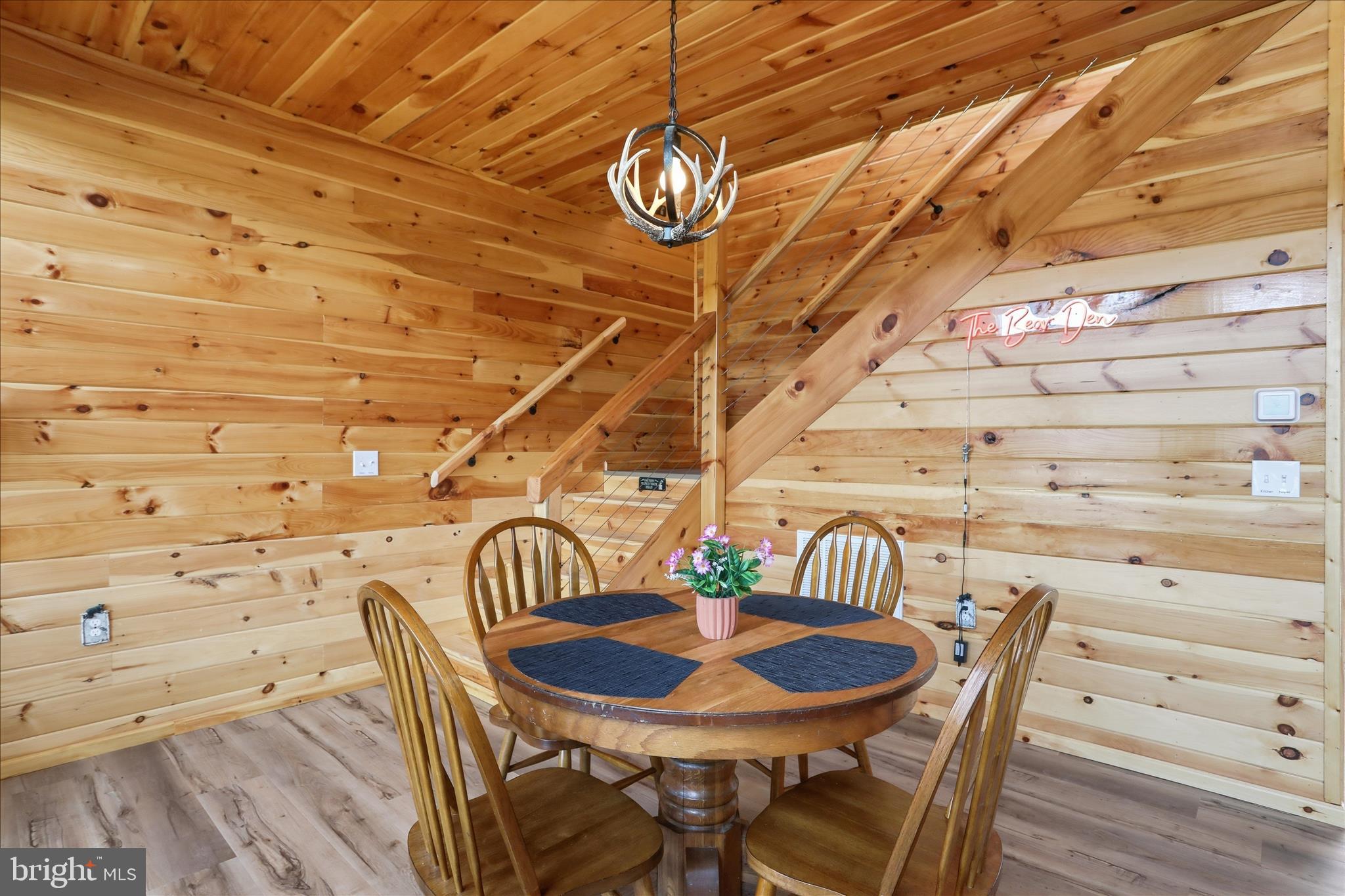 COLONIAL VILLAGE - Residential