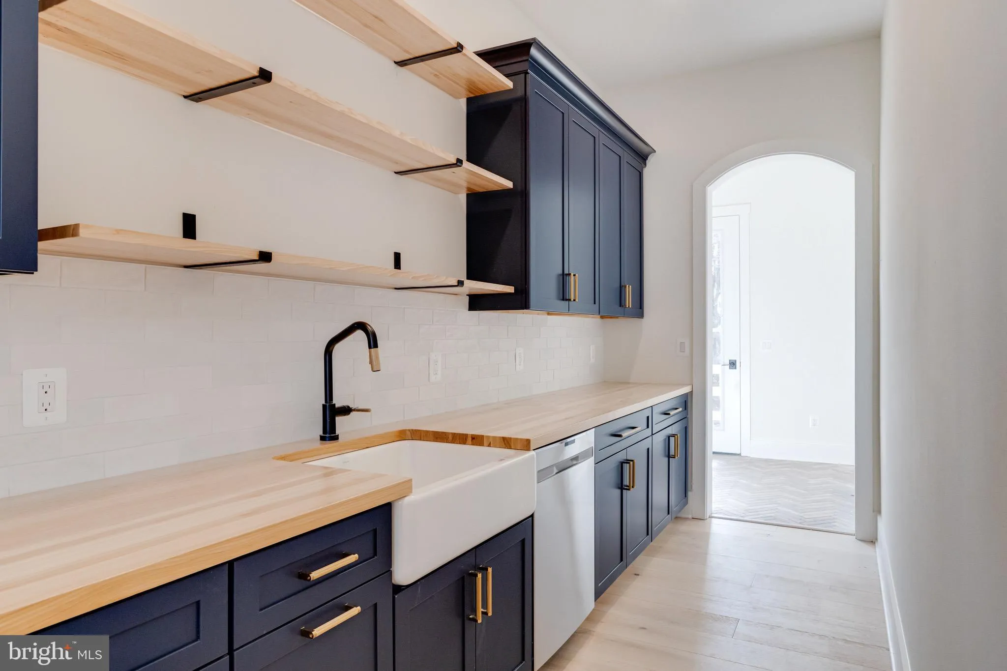 Lutherville Timonium, Maryland 21093, United States, 5 Bedrooms Bedrooms, ,5 BathroomsBathrooms,Residential,Contingent,204558