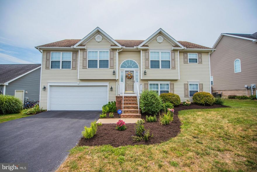 5 Bedrooms, 3 Full Bathrooms In Martinsburg, WV! Beautiful Kitchen And Hardwoods Through The Main Level, Oversized Living Room, Recently Painted Throughout, Roomy Master Bedroom W/Tray Ceiling, Full Finished Basement W/ Full Bathroom And 2 Full Bedrooms.  Newer Deck, Spacious Back Yard, Flat And Partially Fenced. Beautifully Landscaped, Pride Of Ownership With This Home! More Pictures Coming!