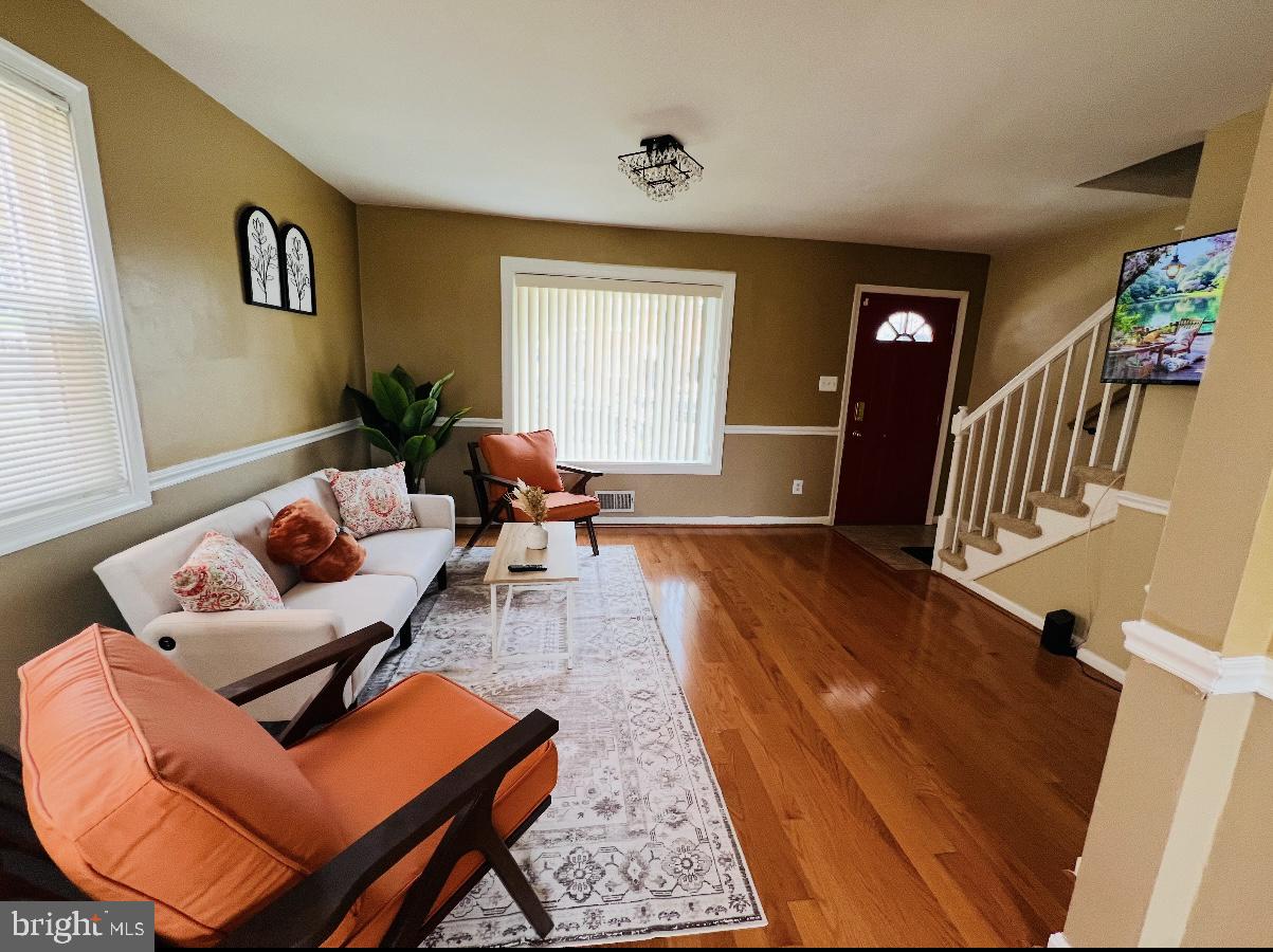 313 NICHOLSON STREET NE