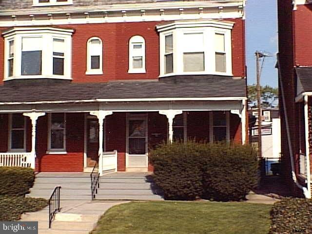 1st flr? 1 private bedroom-very large bathroom w/large shower (only) ? kitchen w/stove & refrigerator-living room-wall-to-wall carpet-washer/dryer hookup in basement ? long side porch and nice front porch? deck- replacement windows ? yard-From W Phila turn N on Roosevelt Ave to L on Linden-NO SMOKING/NO PETS-$575/mo plus gas(avg.$67), electric avg $70 & water