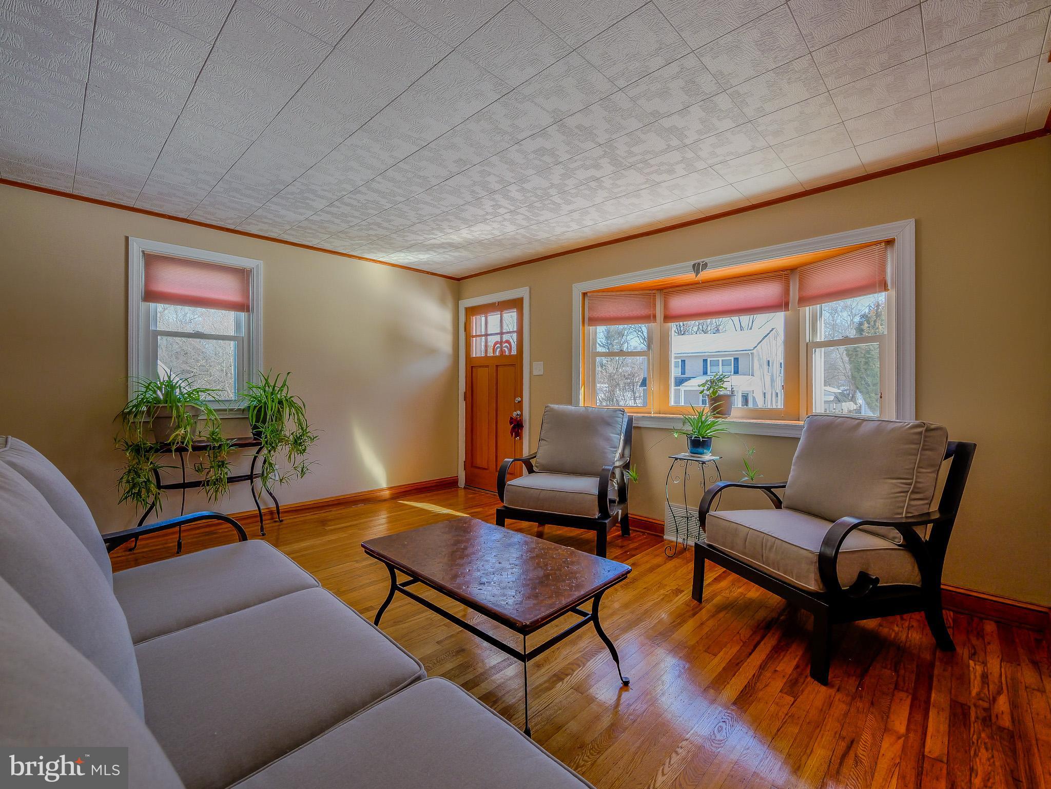 LARCHMONT SQ - Residential