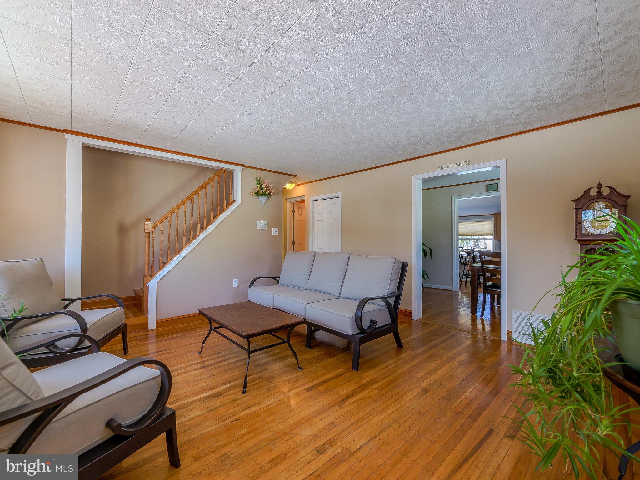 LARCHMONT SQ - Residential