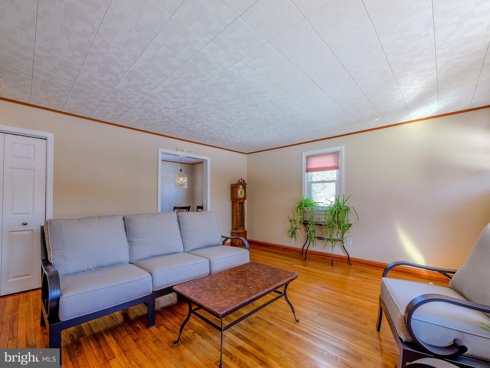 LARCHMONT SQ - Residential