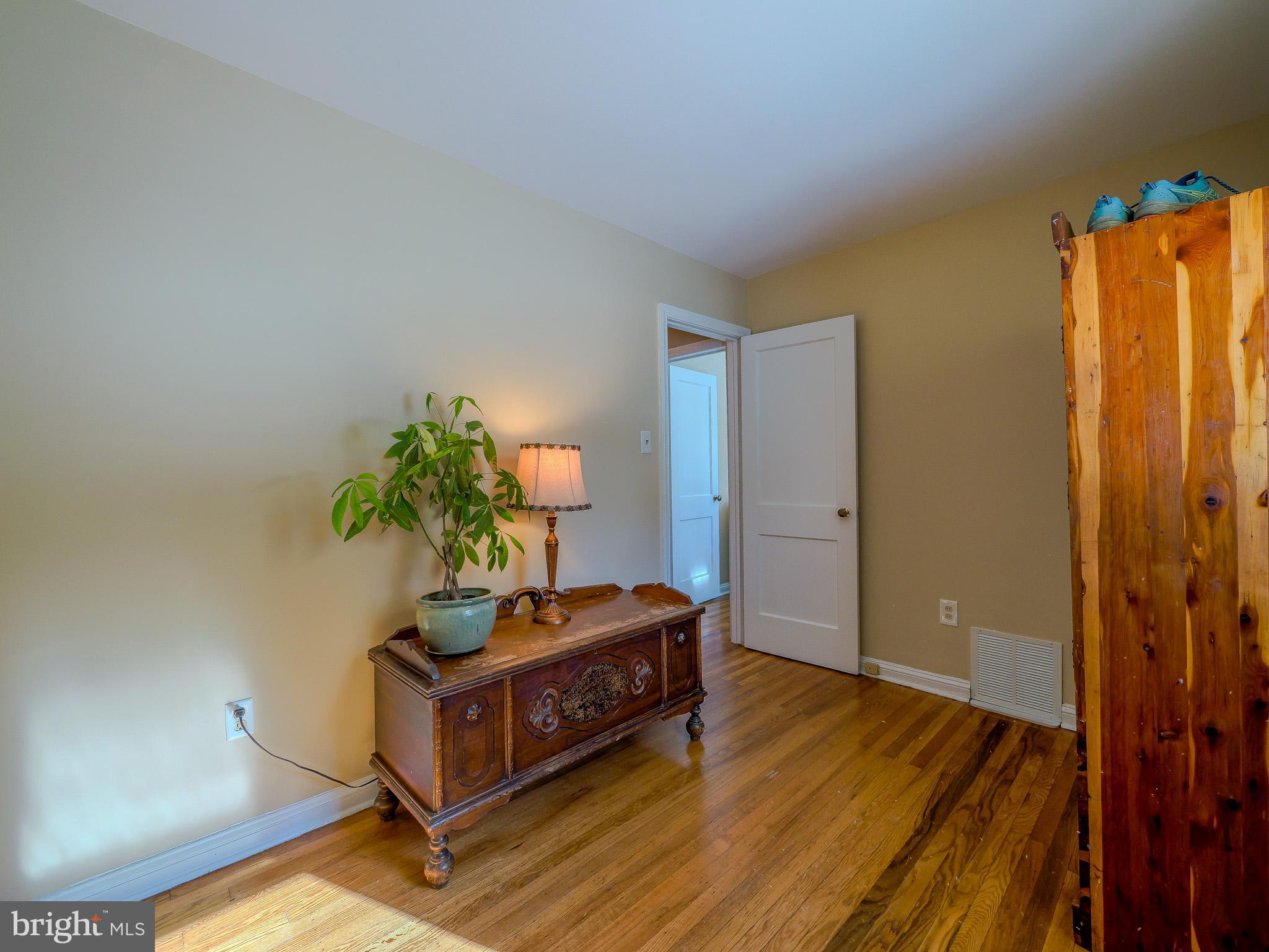 LARCHMONT SQ - Residential