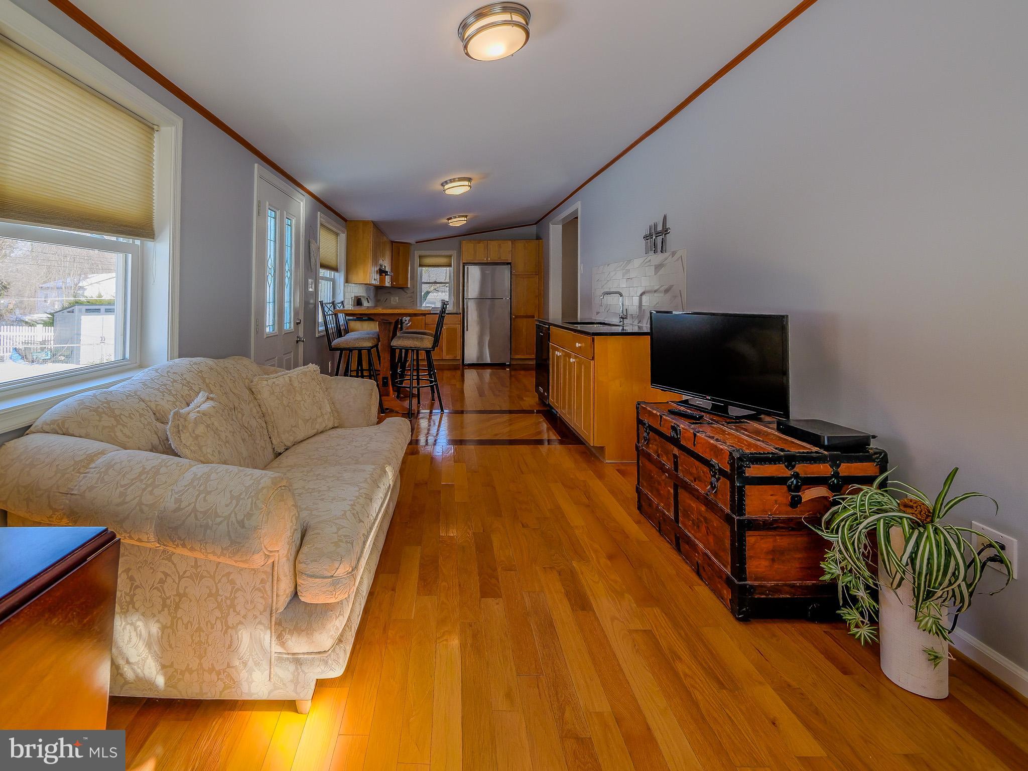 LARCHMONT SQ - Residential