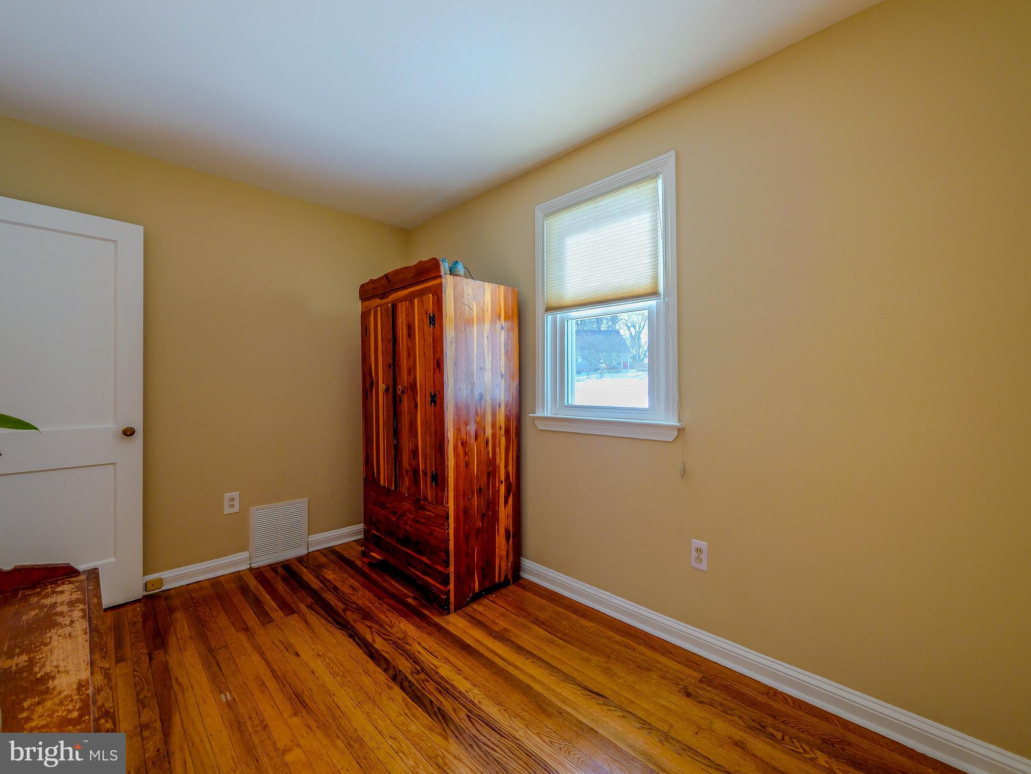 LARCHMONT SQ - Residential