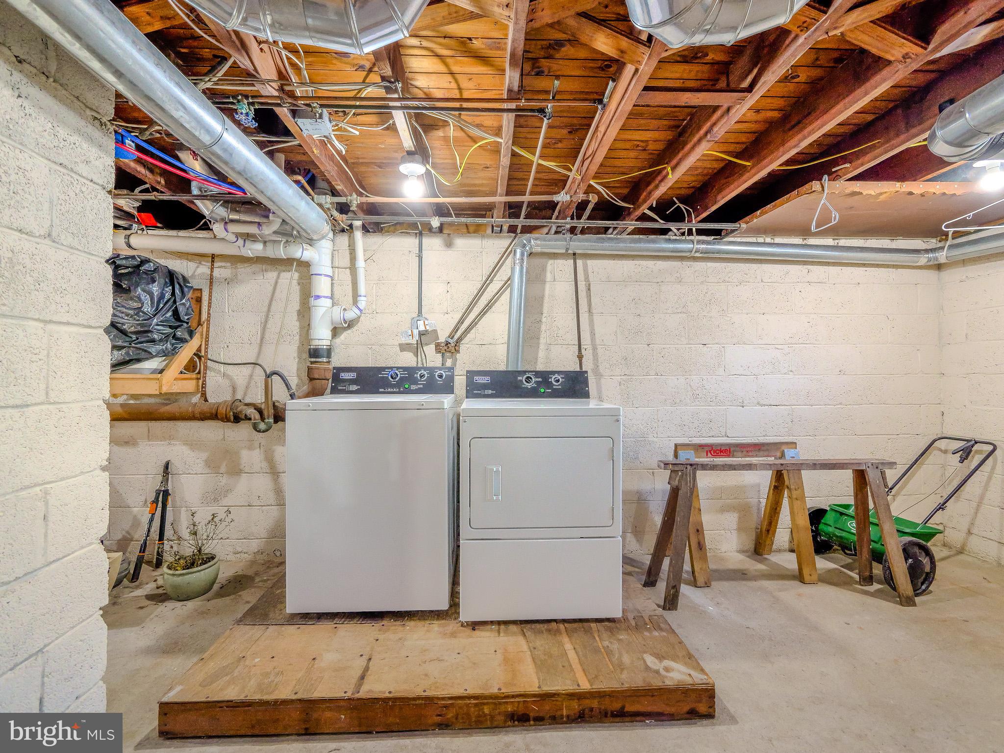 LARCHMONT SQ - Residential