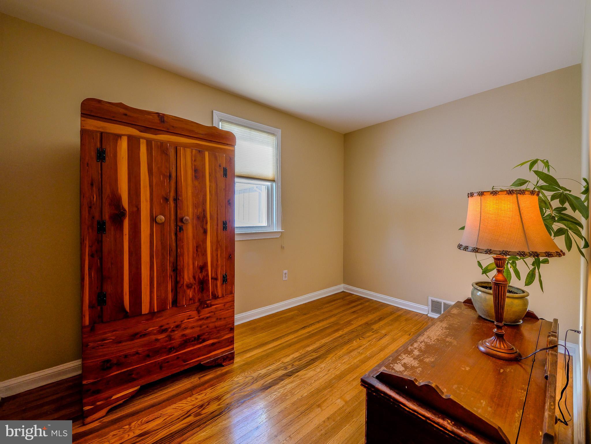 LARCHMONT SQ - Residential