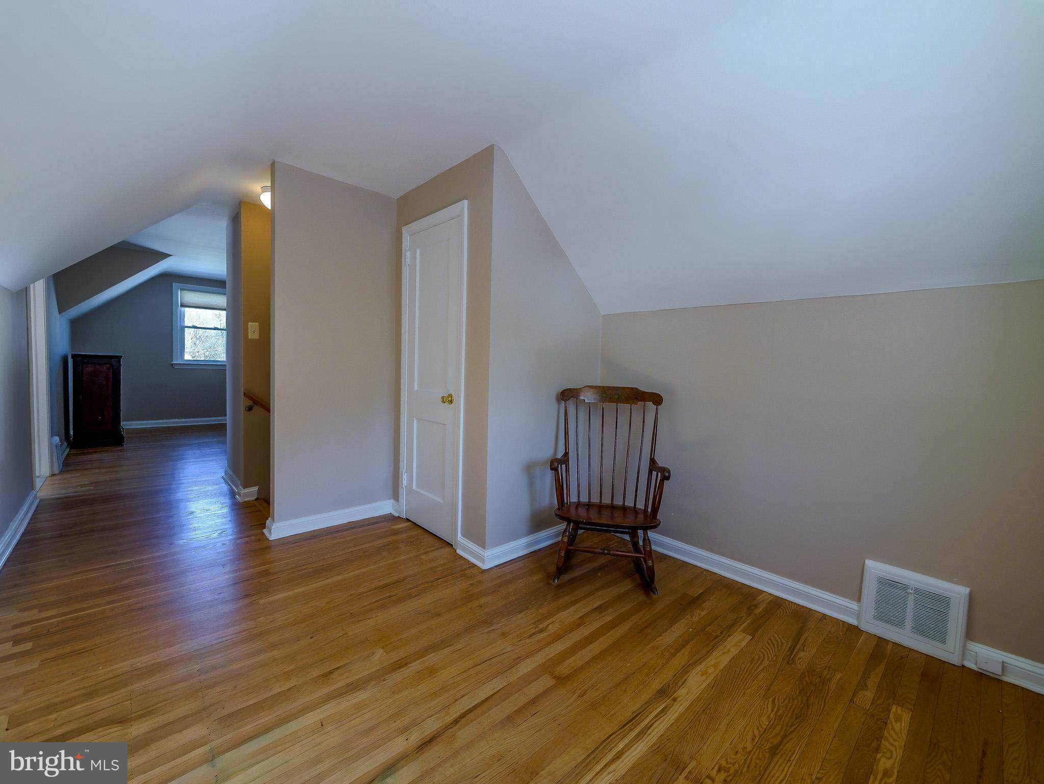 LARCHMONT SQ - Residential