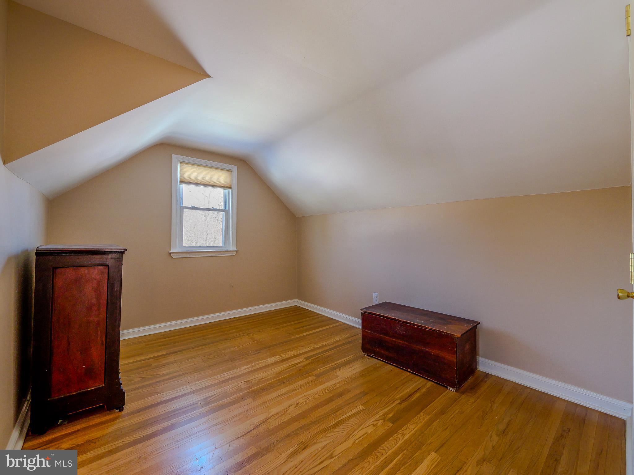 LARCHMONT SQ - Residential