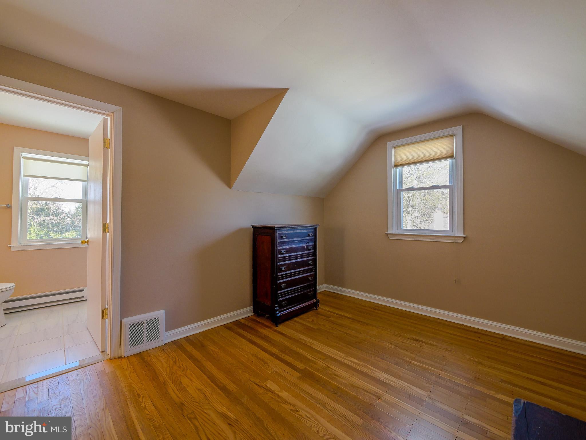 LARCHMONT SQ - Residential