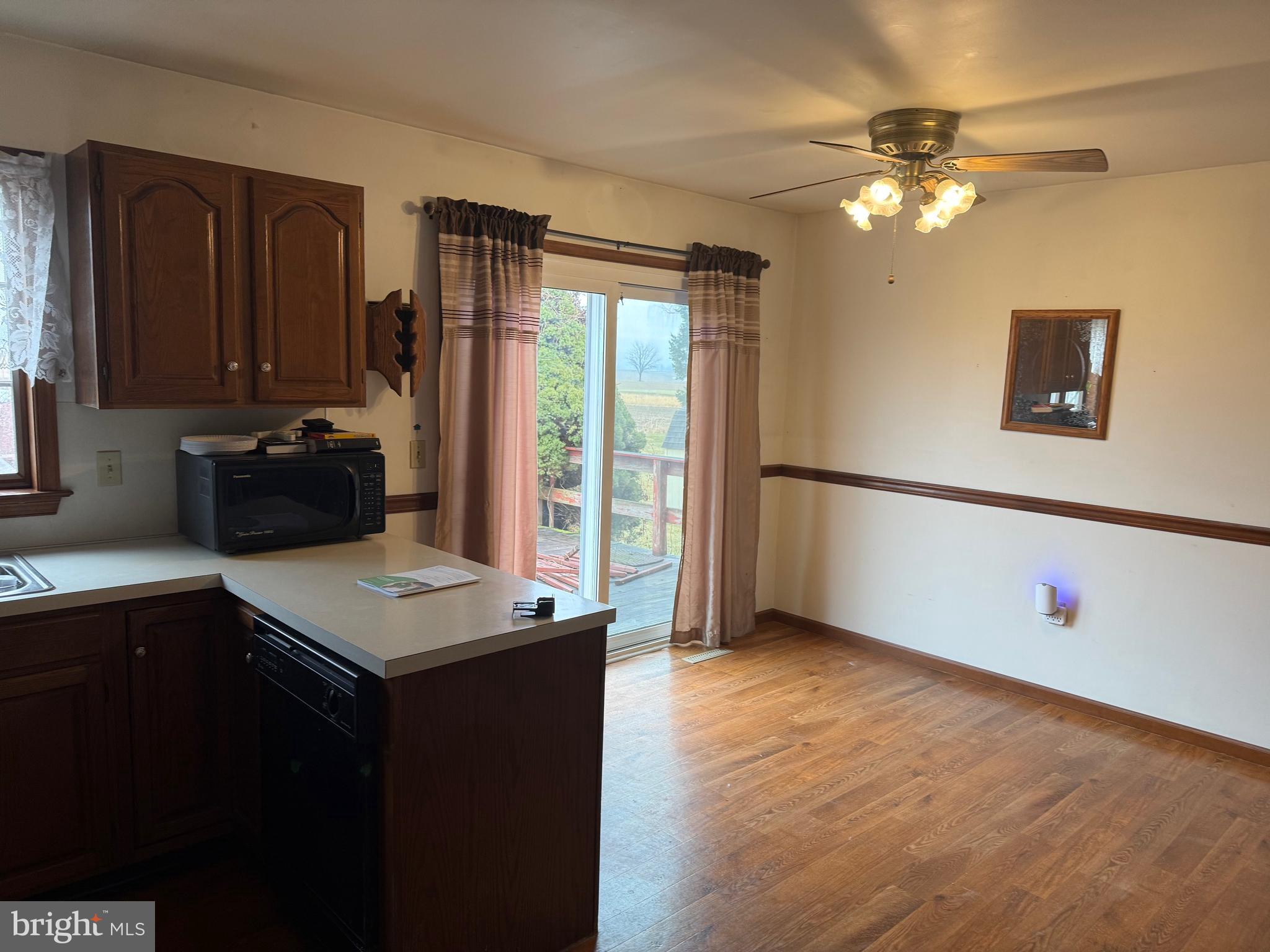 1 MI W OF EPHRATA - Residential