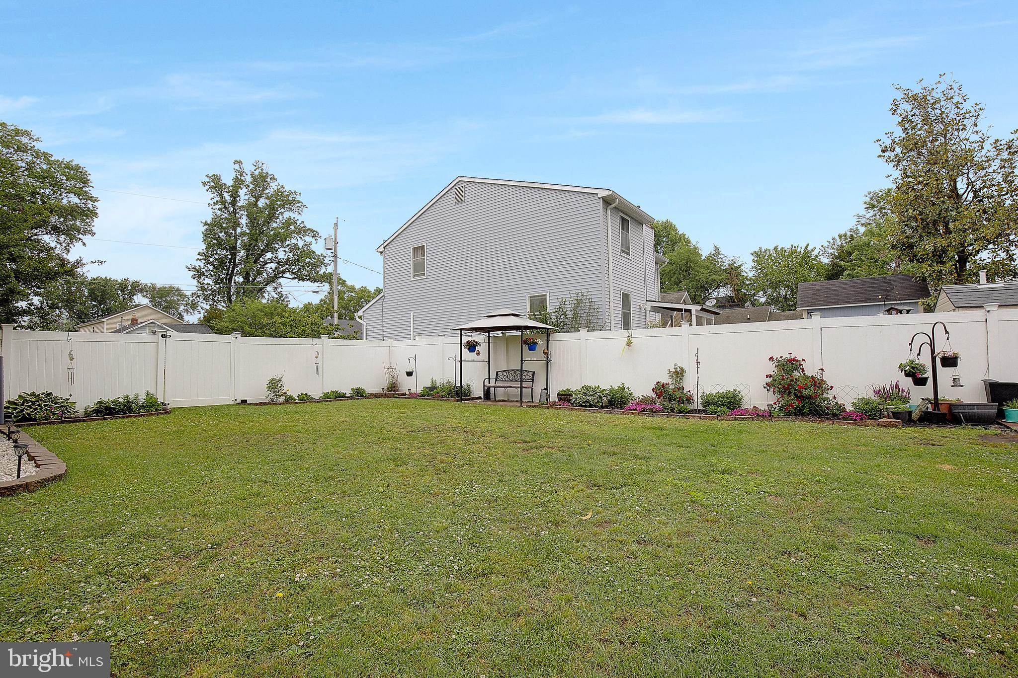 WOODLAND BEACH - Residential