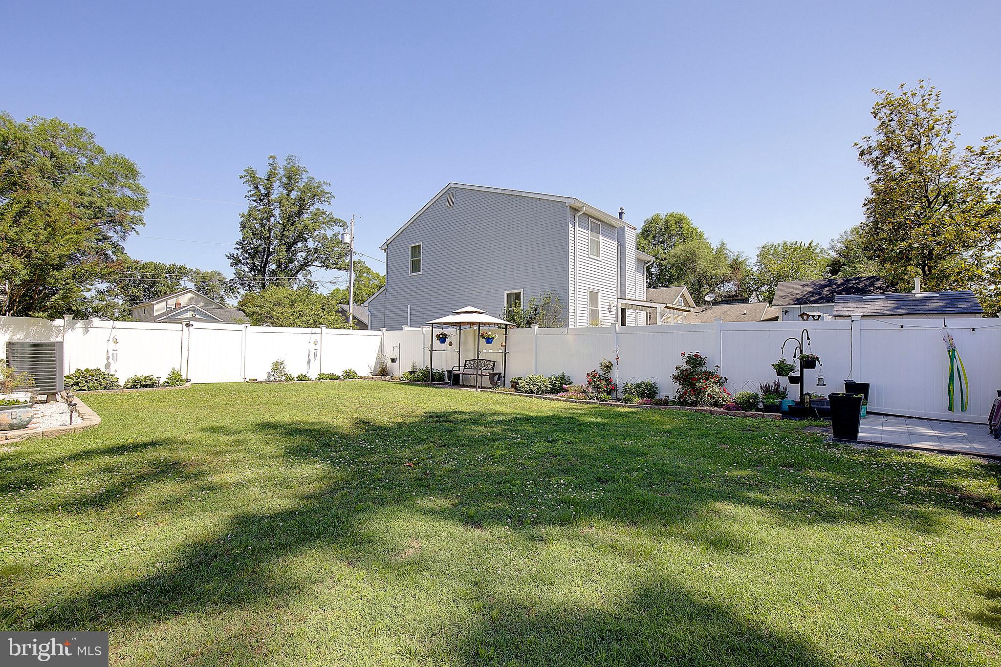 WOODLAND BEACH - Residential