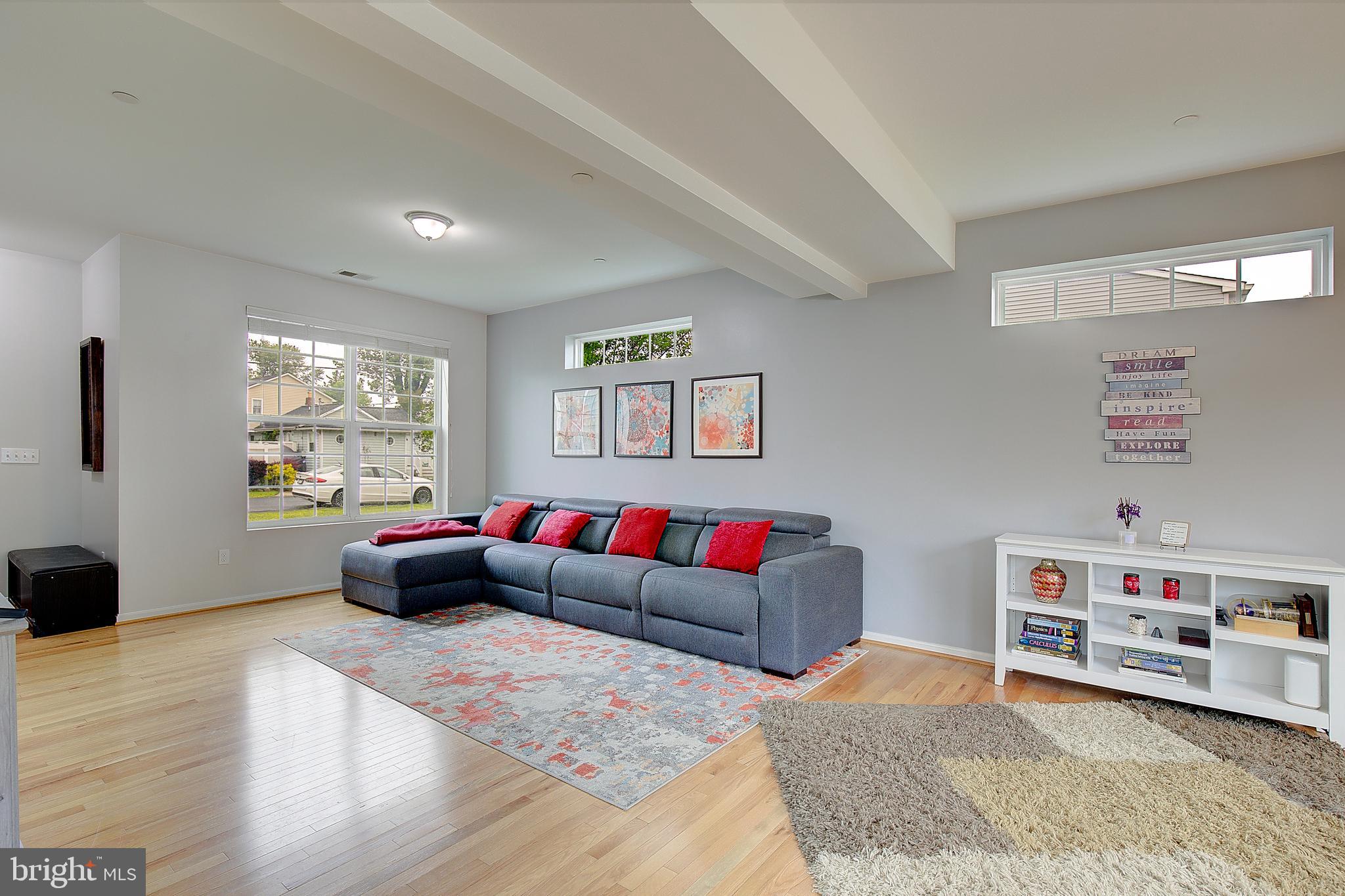 WOODLAND BEACH - Residential
