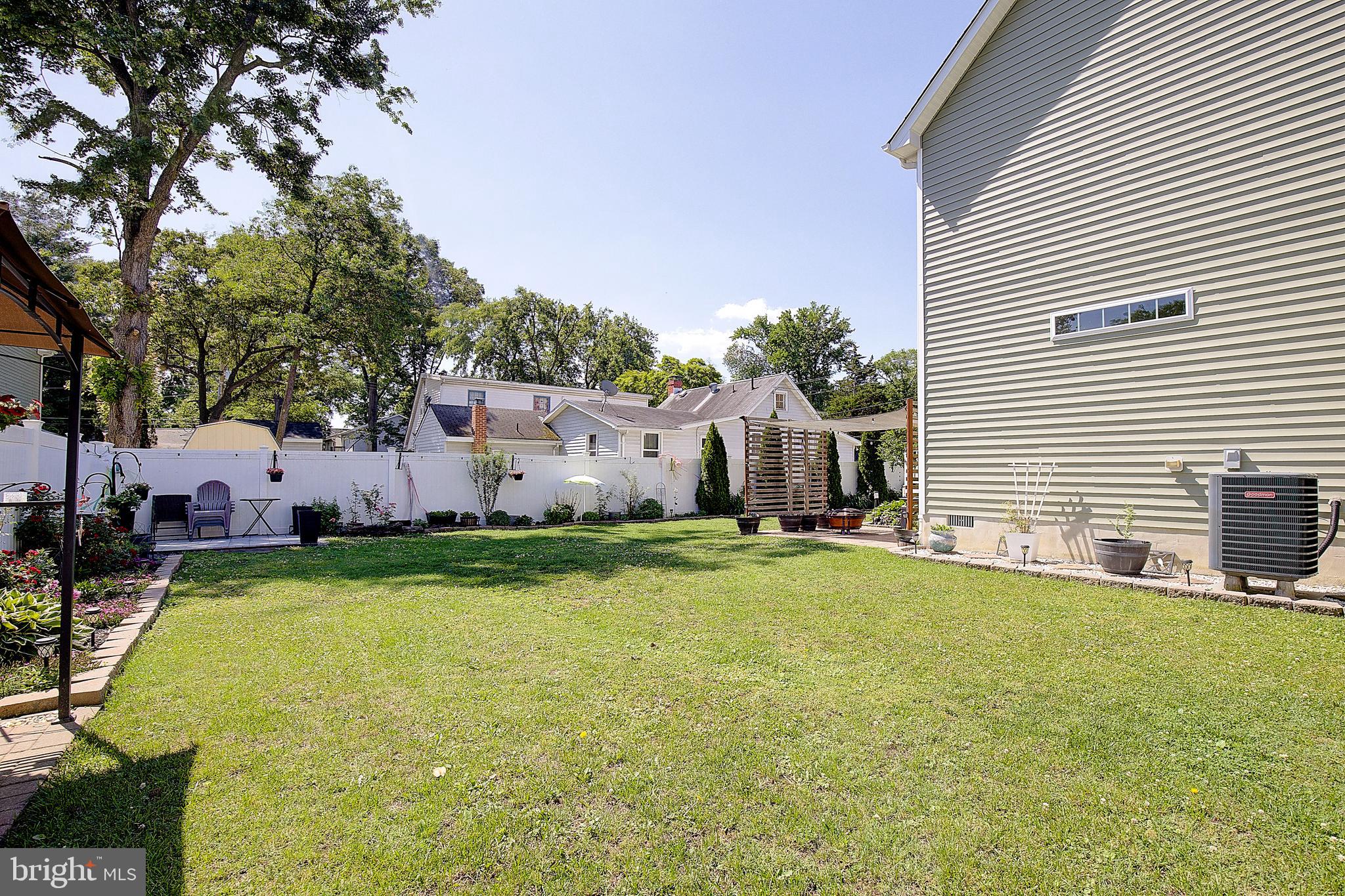 WOODLAND BEACH - Residential