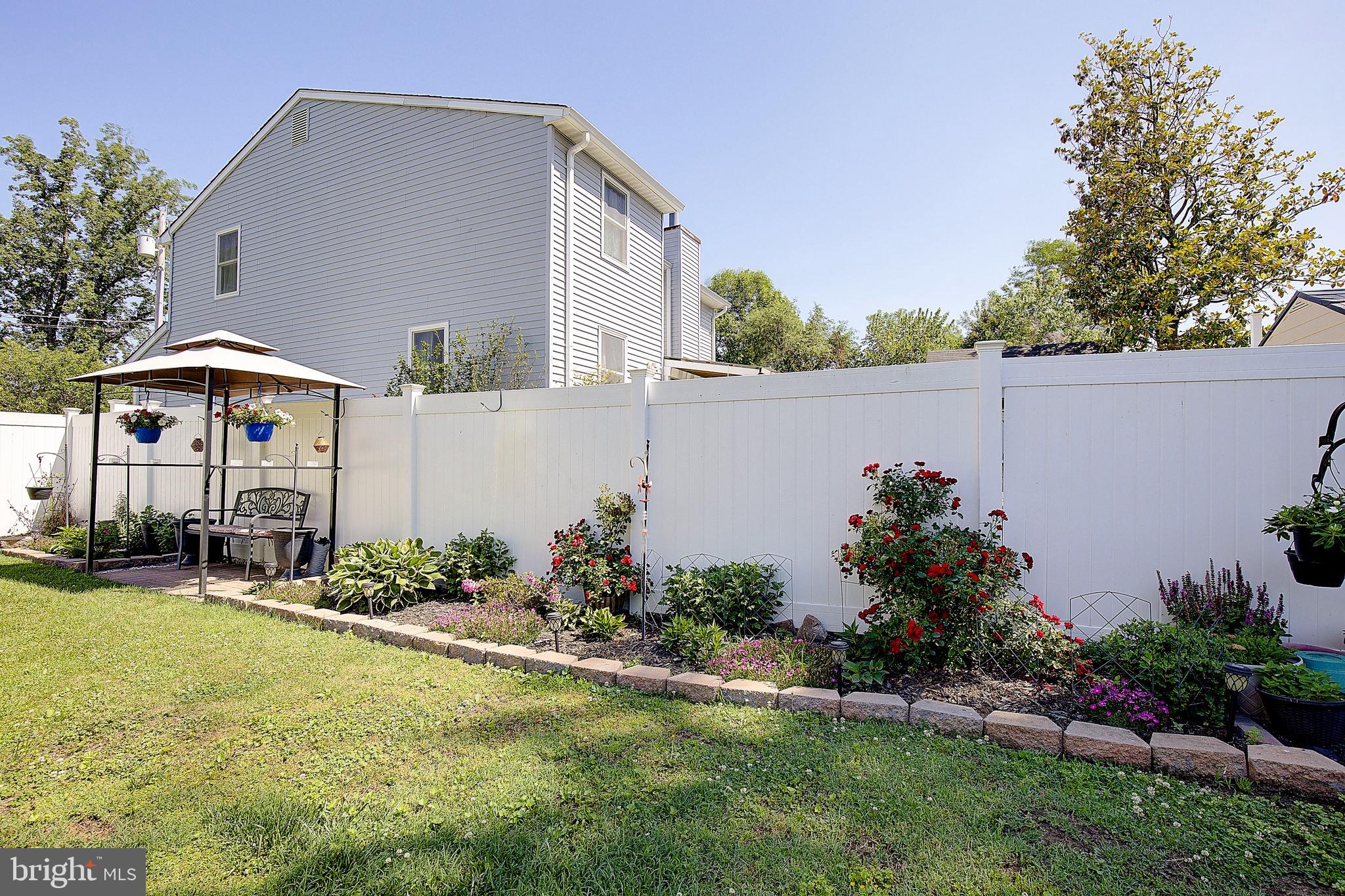 WOODLAND BEACH - Residential