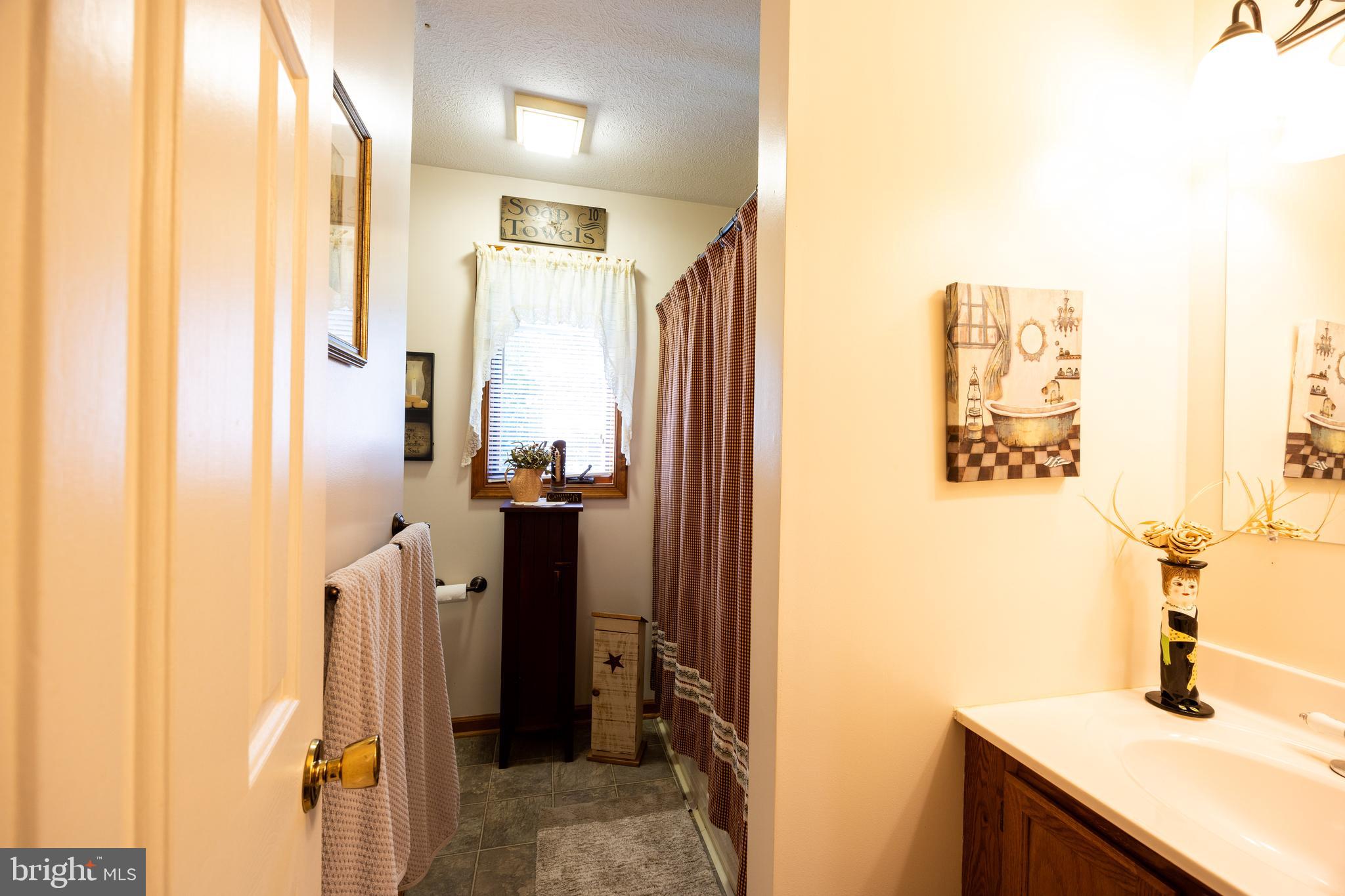 CHENOWETH HILLS - Residential