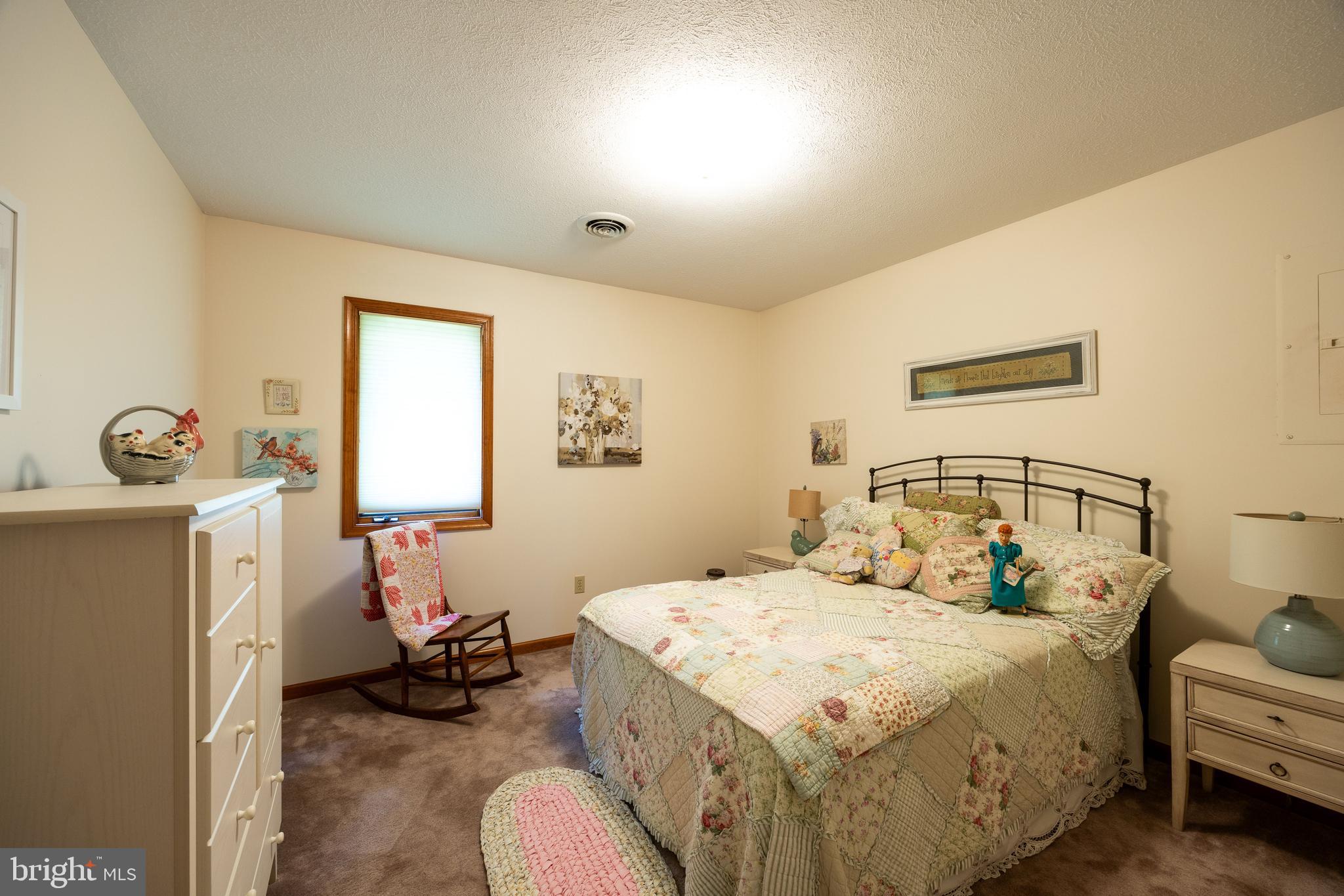 CHENOWETH HILLS - Residential