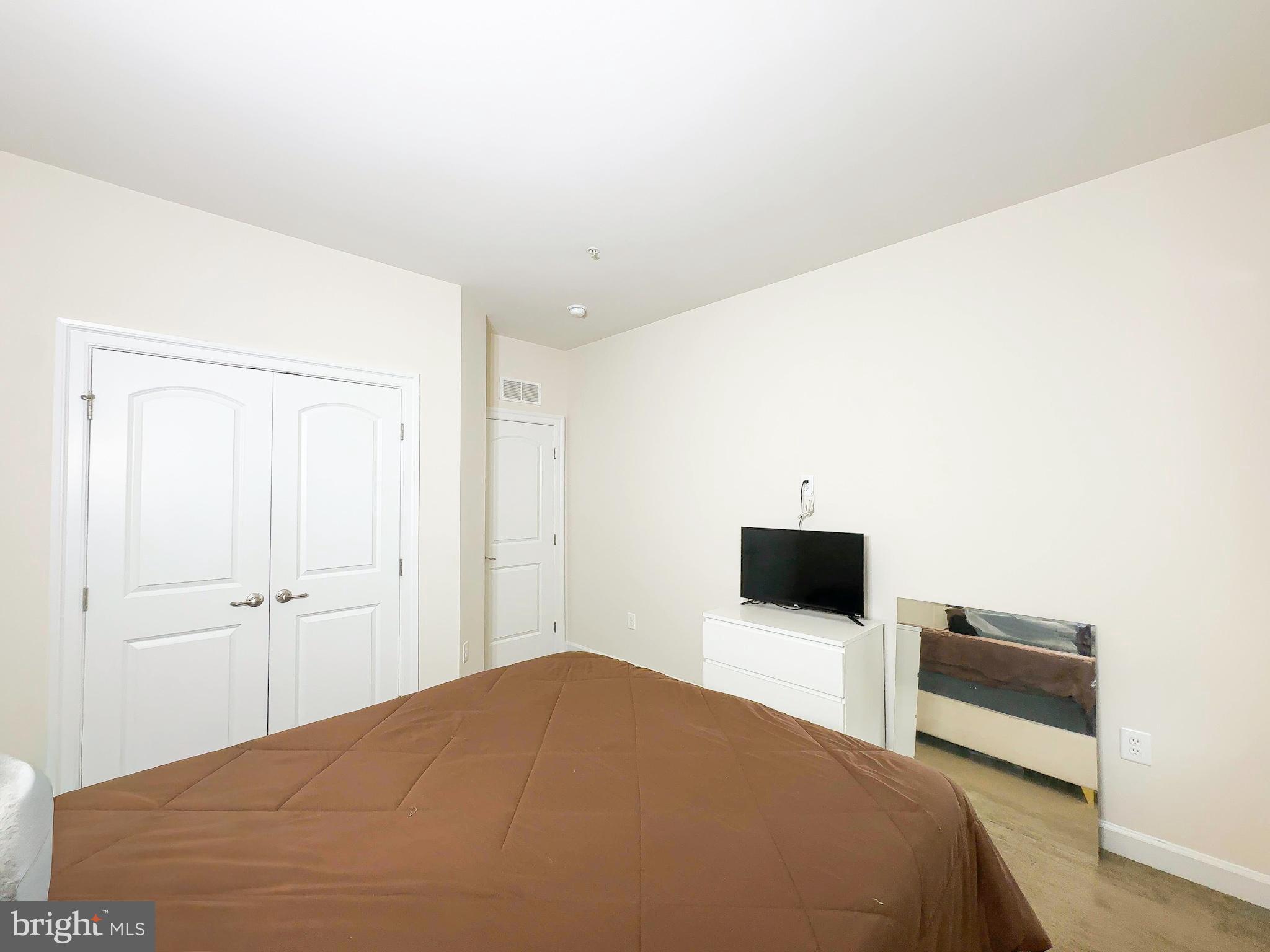 OAK CREEK SINGLES - Residential