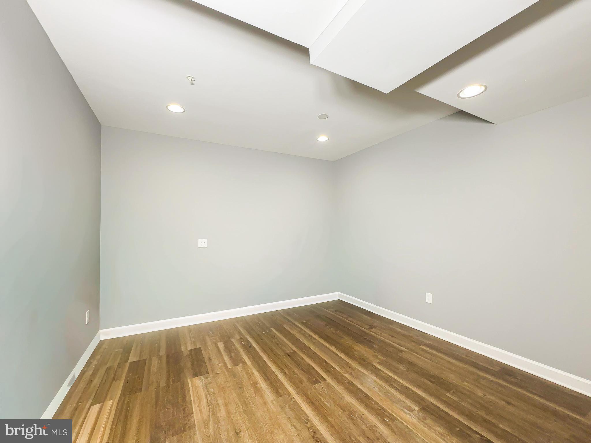 OAK CREEK SINGLES - Residential