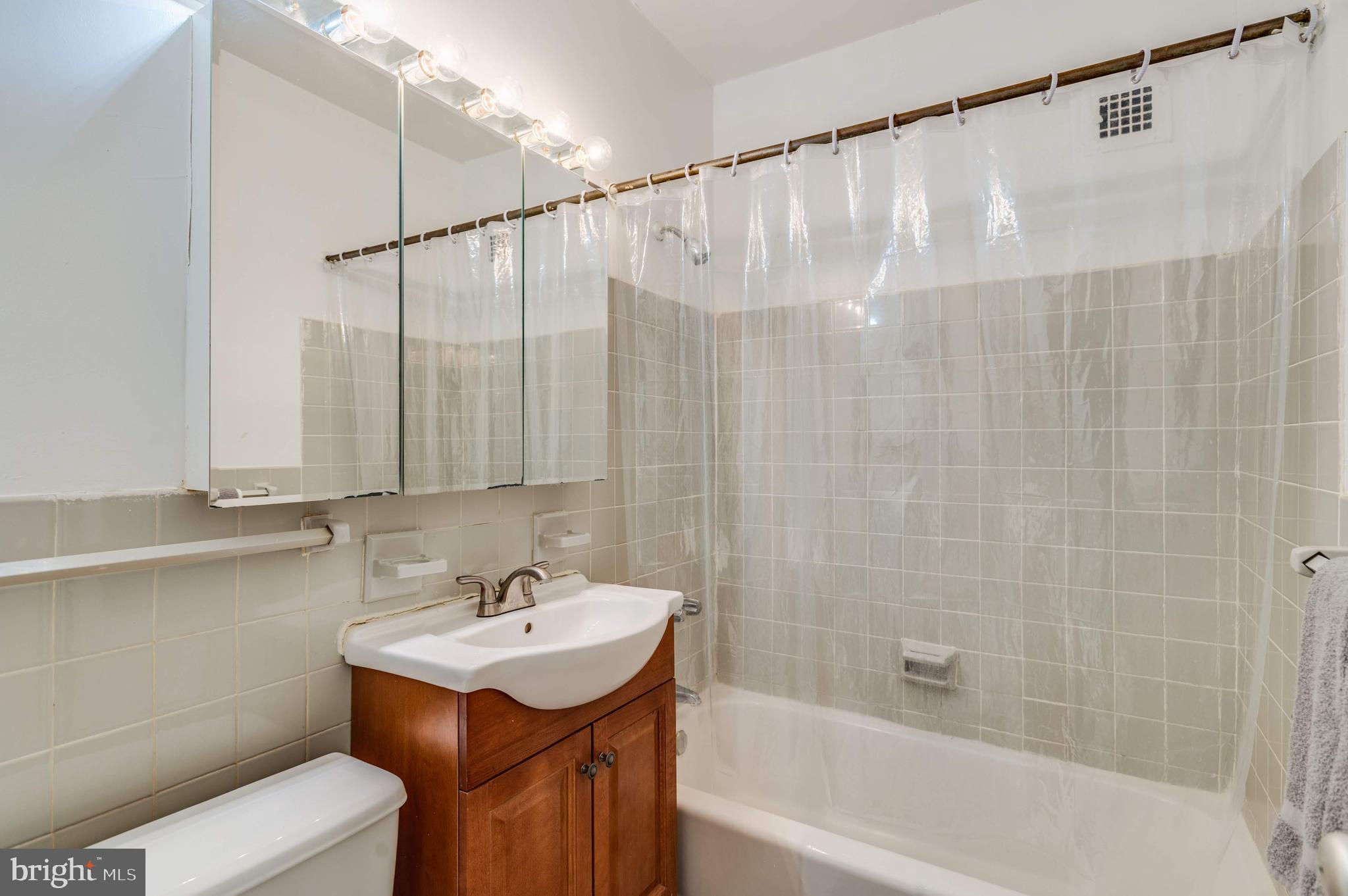 RIVER PLACE EAST - Residential Lease