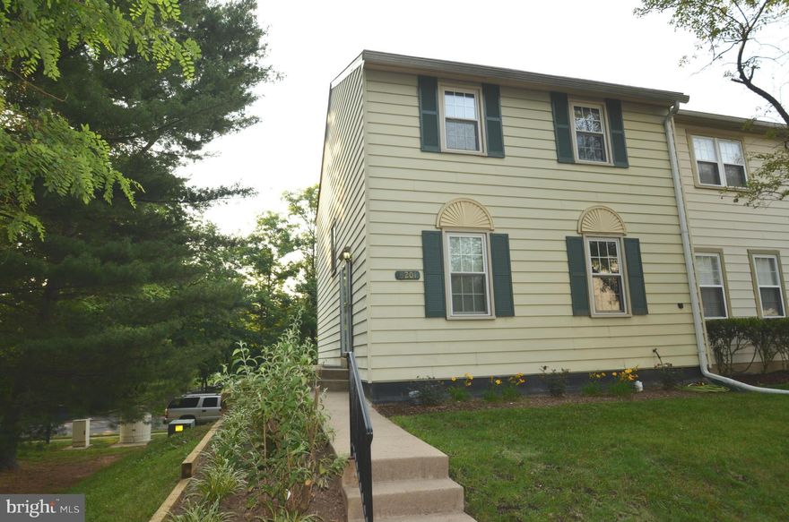 IMMACULATE 3BR, END-UNIT HOME IN PINEWOOD STN..UPDATED KIT W/ GRANITE, NEW APPLS..LIGHT & BRIGHT SEP DIN & LIV AREA W/ REFINISHED OAK FLOOR..HUGE MBR SUITE..DEN, GREAT FOR 4TH BR, LARGE REC RM W/ WALKOUT TO YARD & NEW PRIVACY FENCE..ALL NEW FLOORS THROUGHOUT..NEW PAINT, LIGHTING & DOOR HARDWARE..ALL 3 BATHS FULLY RENOVATED..NEWER WINDOWS, FURNACE & AC..MOVE-IN READY..CLOSE TO FFX CO PKWY