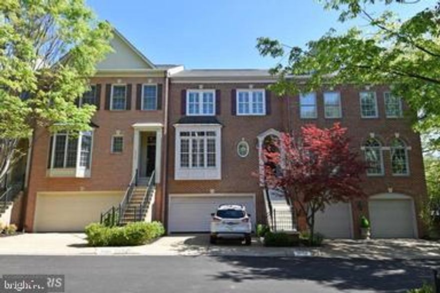 Huge, Fairfax City Brick Colonial Town Home; 2-car garage close to courthouse, Govt Center,
GMU, updated throughout, Hardwood Floors on main level & second floor; Gourmet Kitchen w/granite
counters and S/S appliances; Plantation shutters, custom blinds, custom cabinet, bay window, Kitchen island remains for tenants use; elevated deck and brick patio, 2 gas fireplaces, Large lower level Rec room w/tile floors, 

No smoking, appt only. 

Available August 9, 2024