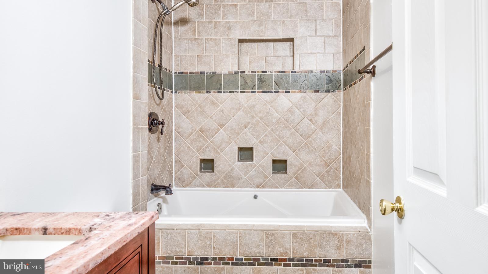 HERITAGE ESTATES - Residential Lease