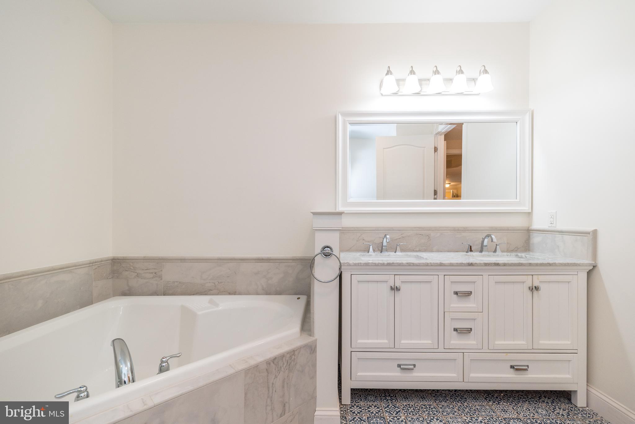 MERIDIAN VALLEY SQ - Residential