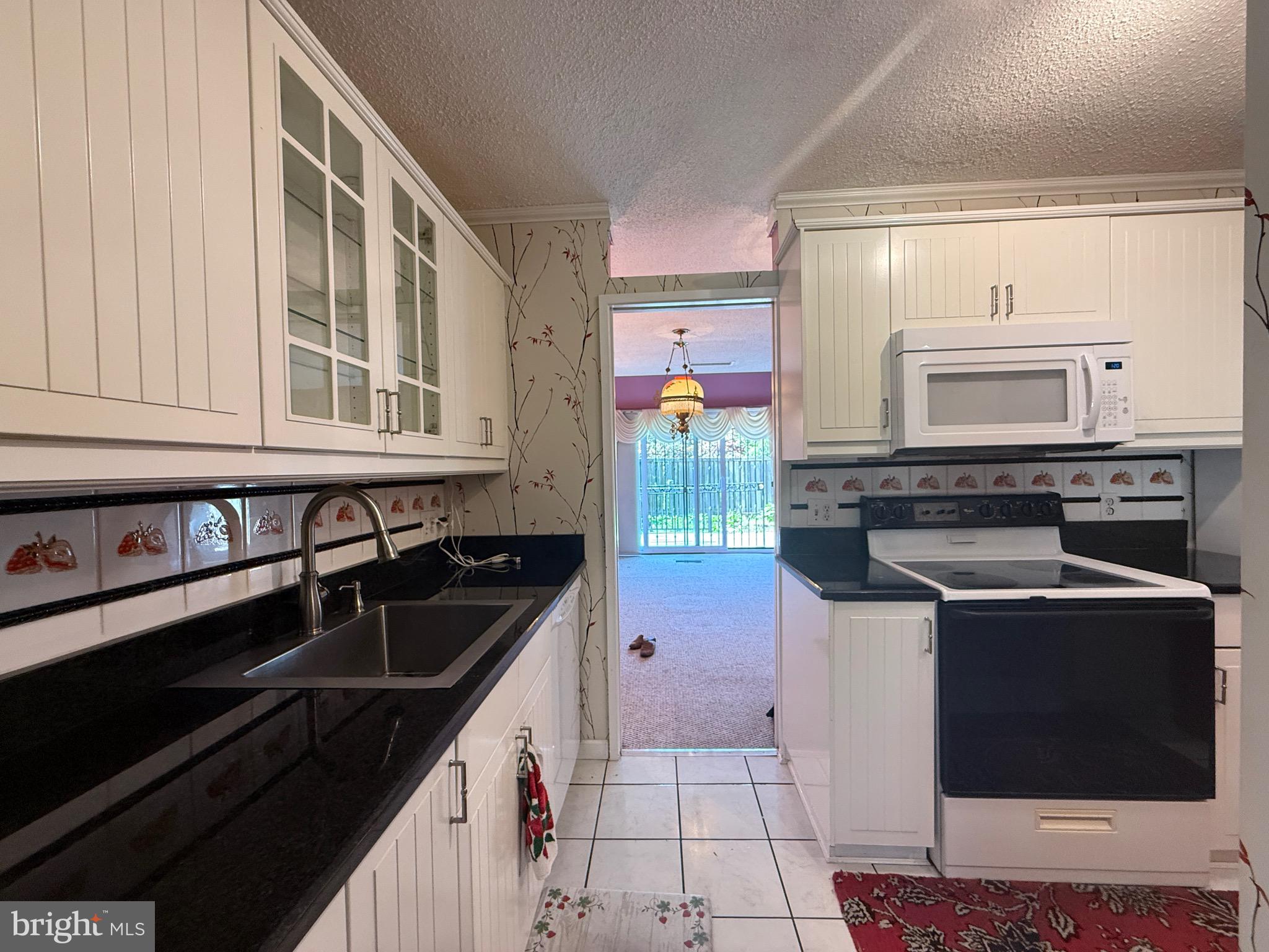 2223 DEERFERN CRESCENT