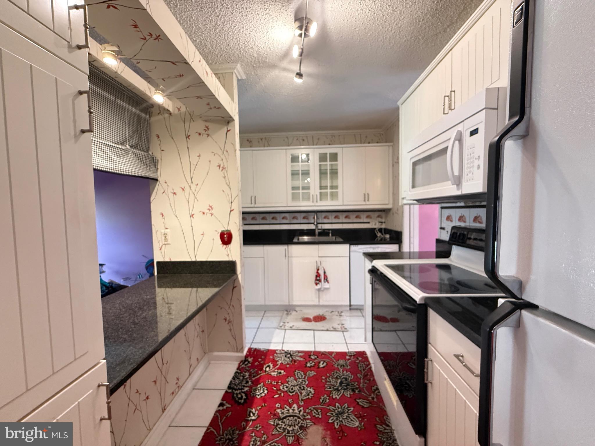 2223 DEERFERN CRESCENT