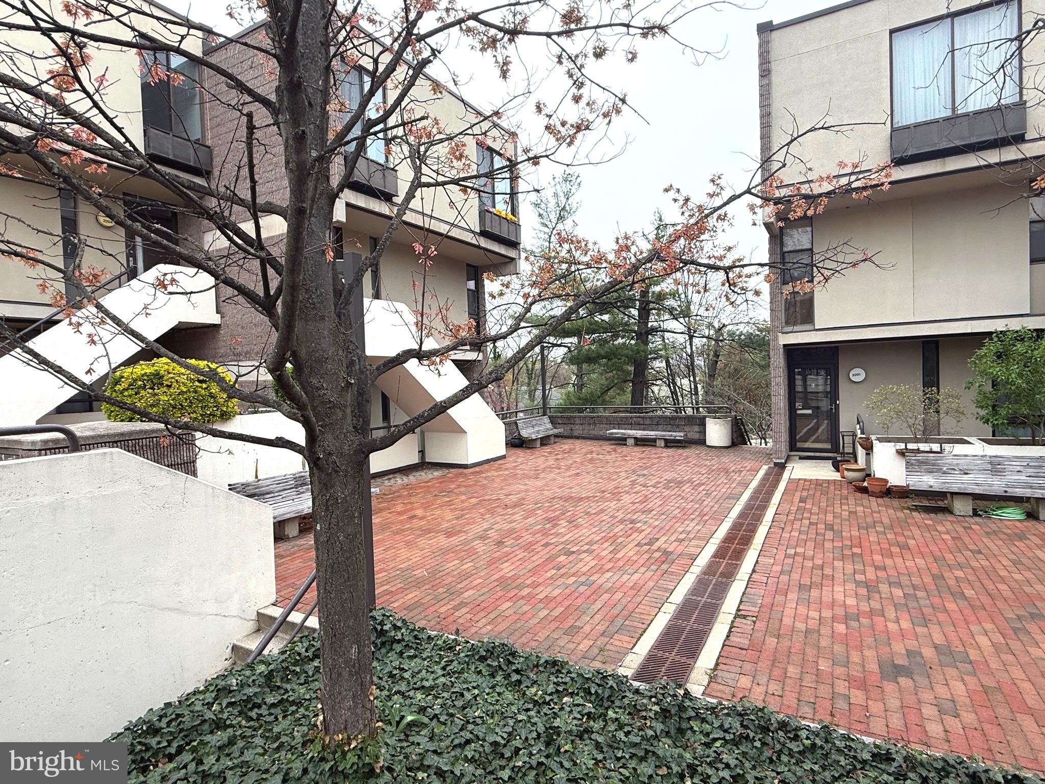 2223 DEERFERN CRESCENT
