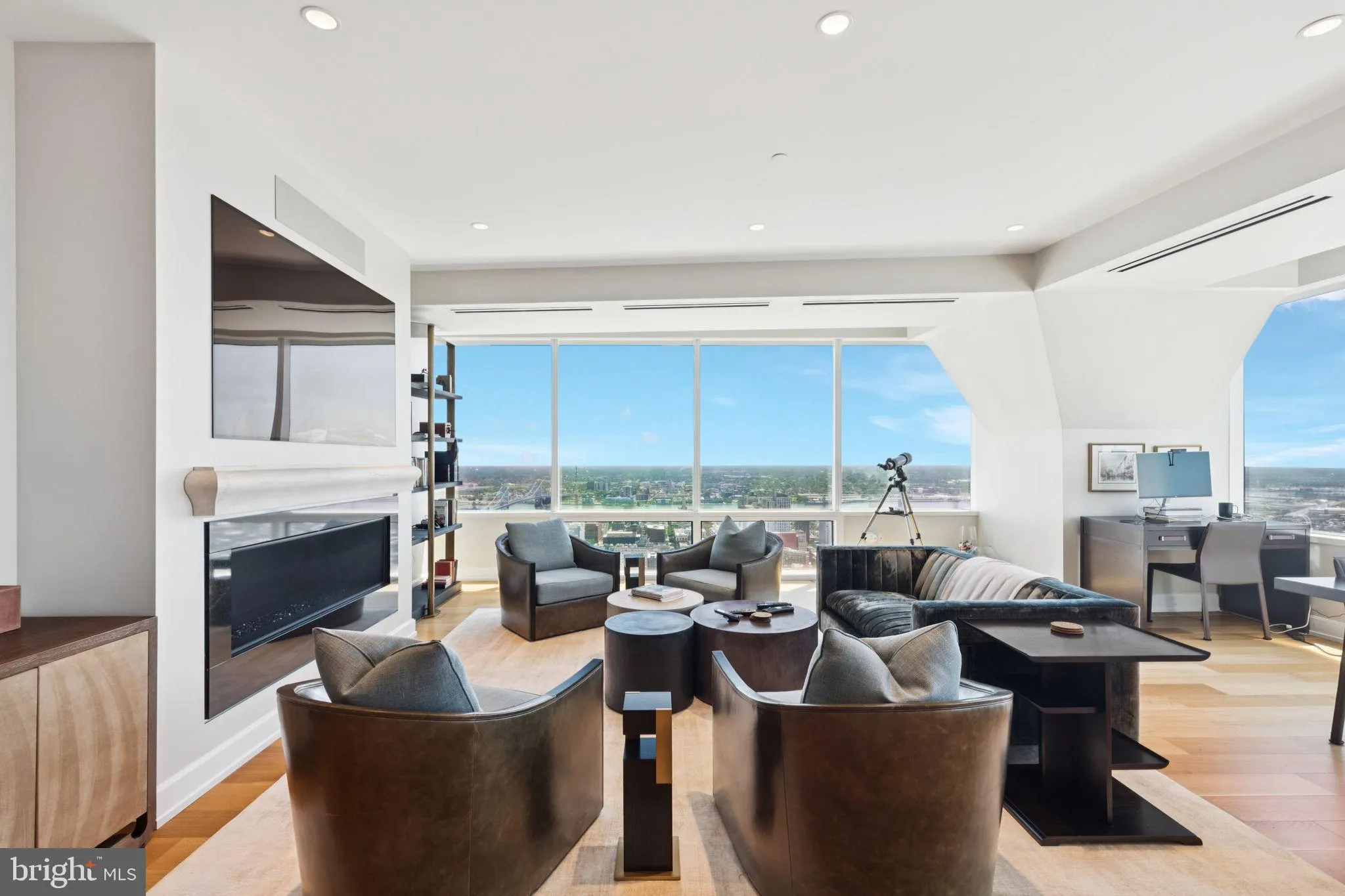 Philadelphia, Pennsylvania 19102, United States, 3 Bedrooms Bedrooms, ,4 BathroomsBathrooms,Residential,Active,206418