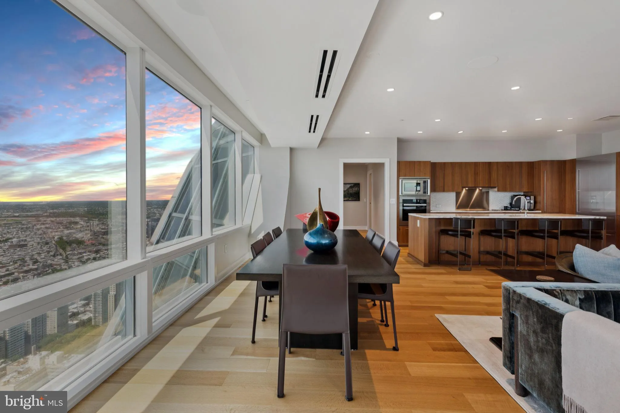 Philadelphia, Pennsylvania 19102, United States, 3 Bedrooms Bedrooms, ,4 BathroomsBathrooms,Residential,Active,206418